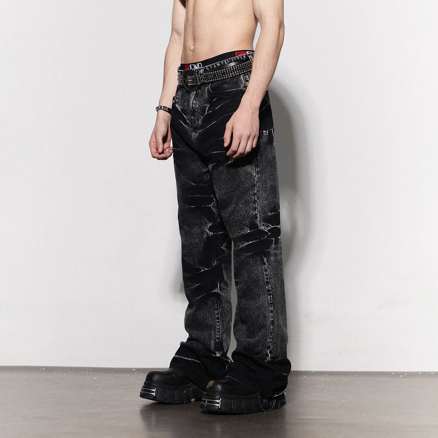 DND4DES Lightning Crease Washed Flared Jeans Black