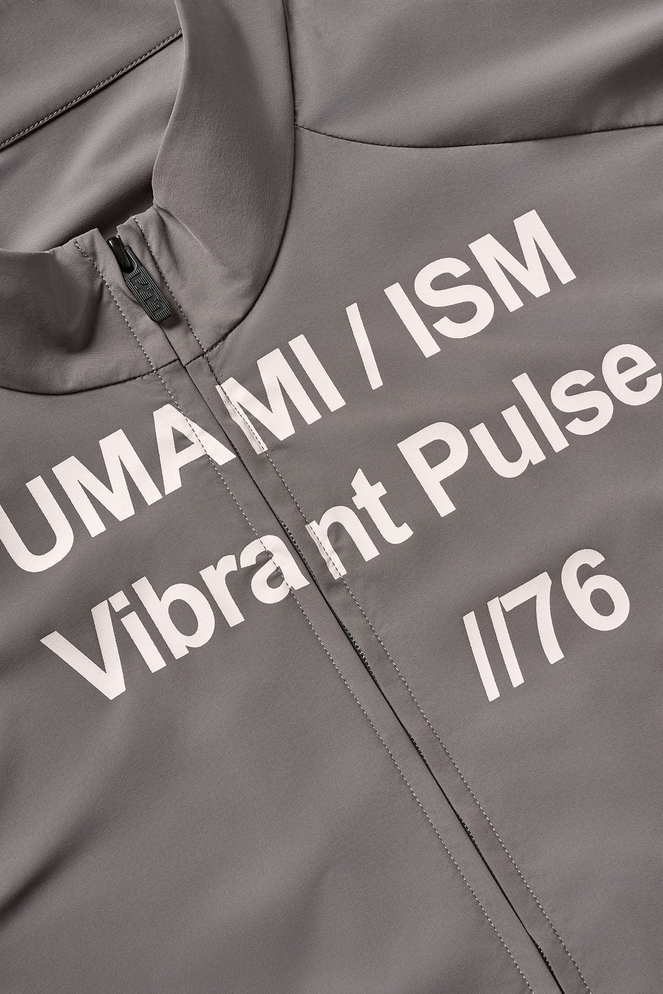 UMAMIISM Slogan Contrast Sleeve Mock Neck UV Protection Jacket