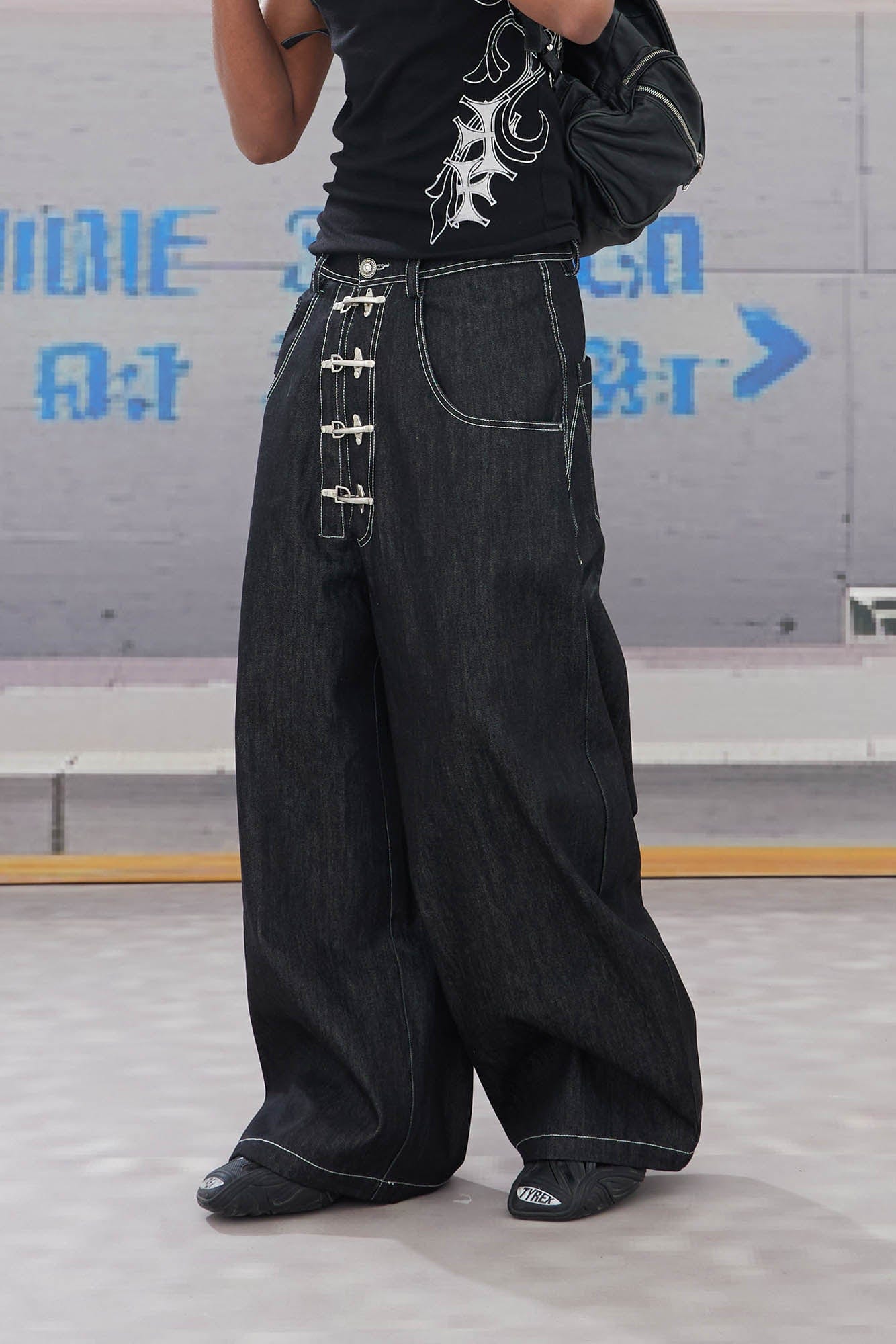 DND4DES Airplane-Buckle Curved Baggy Jeans