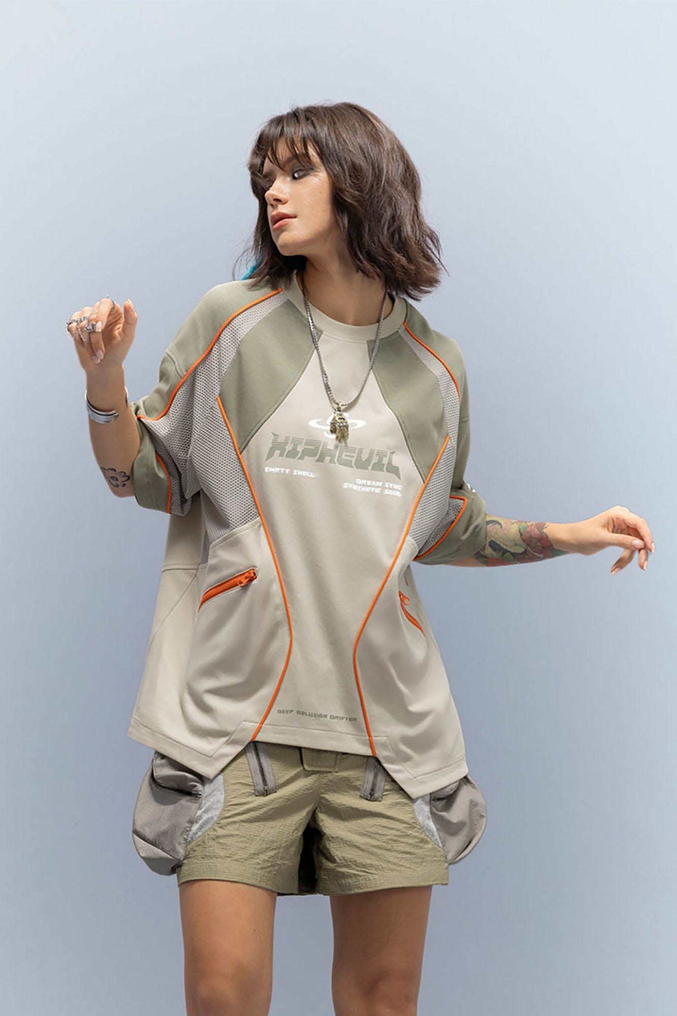 XIPHEVIL Contrast Paneled Mesh Zip-Pocket Raglan T-Shirt Sand