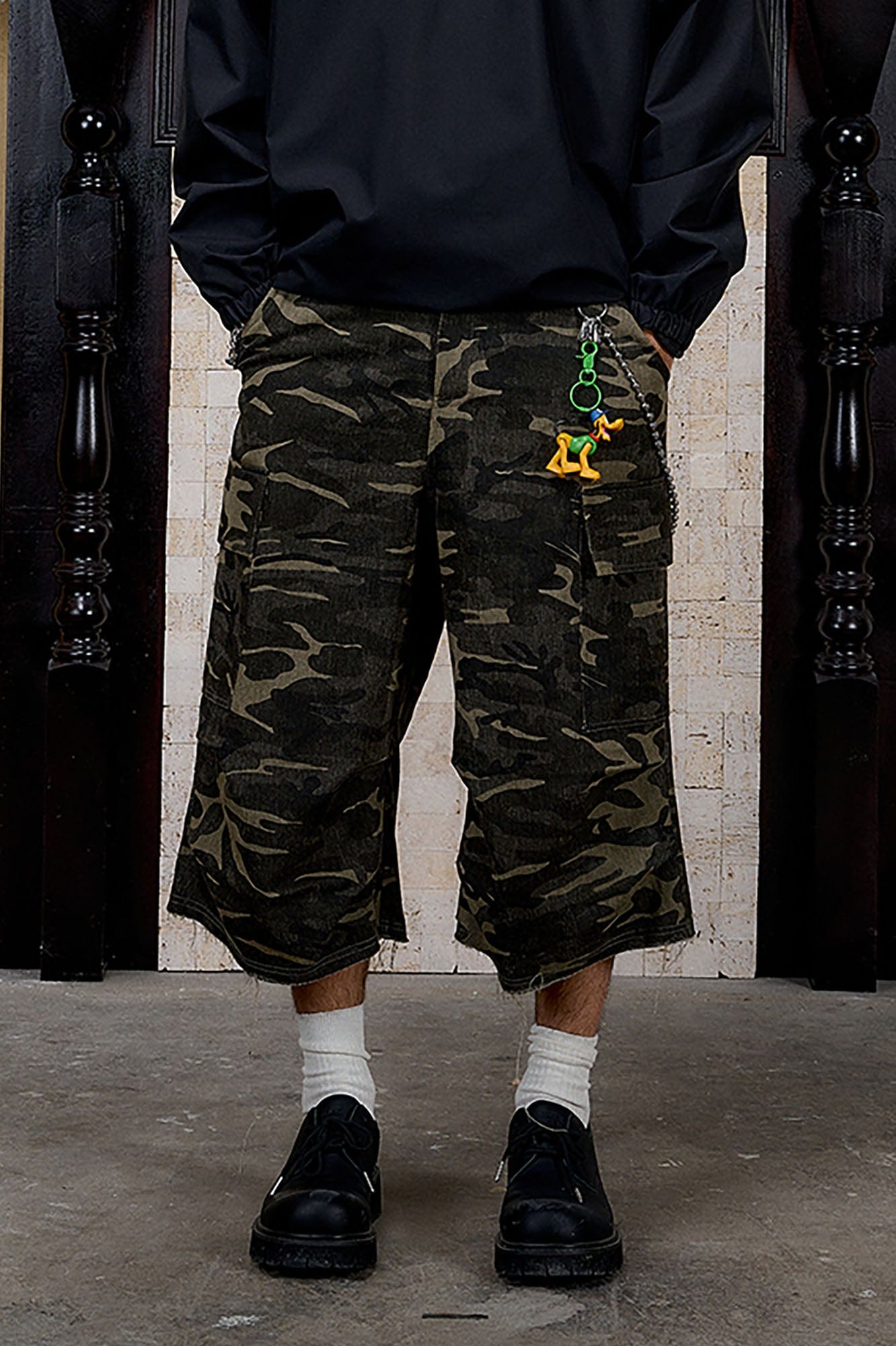 DONSMOKE Camo Multi-Pocket Raw-Edge Curved Shorts
