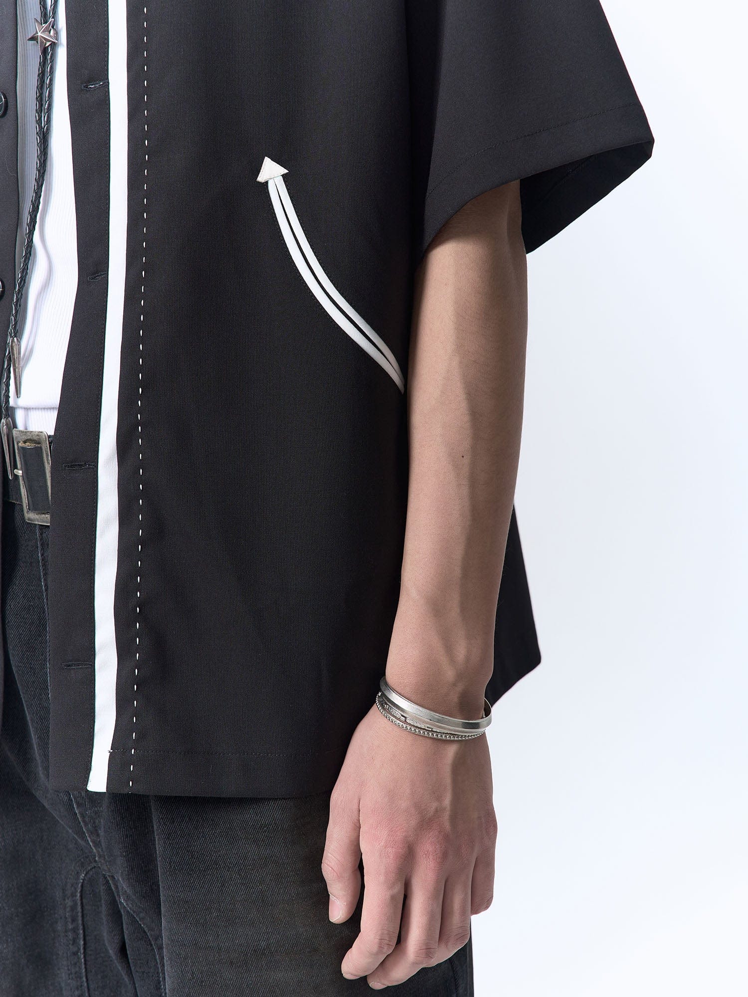 IN EXISTENCE Contrast-Panel Stitch Half Shirt
