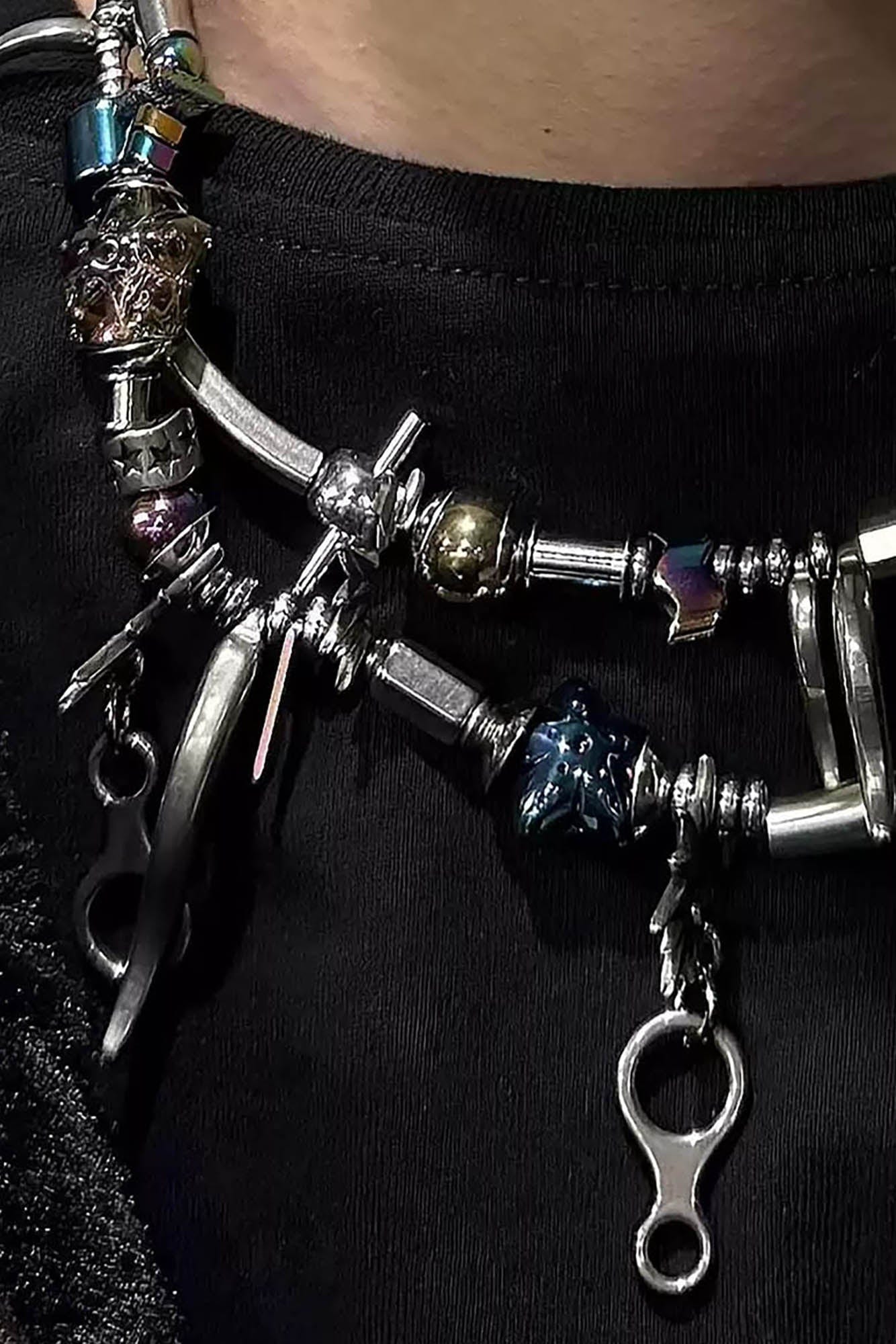 ILLUSORY Wavy Spliced Hardware Beaded Necklace