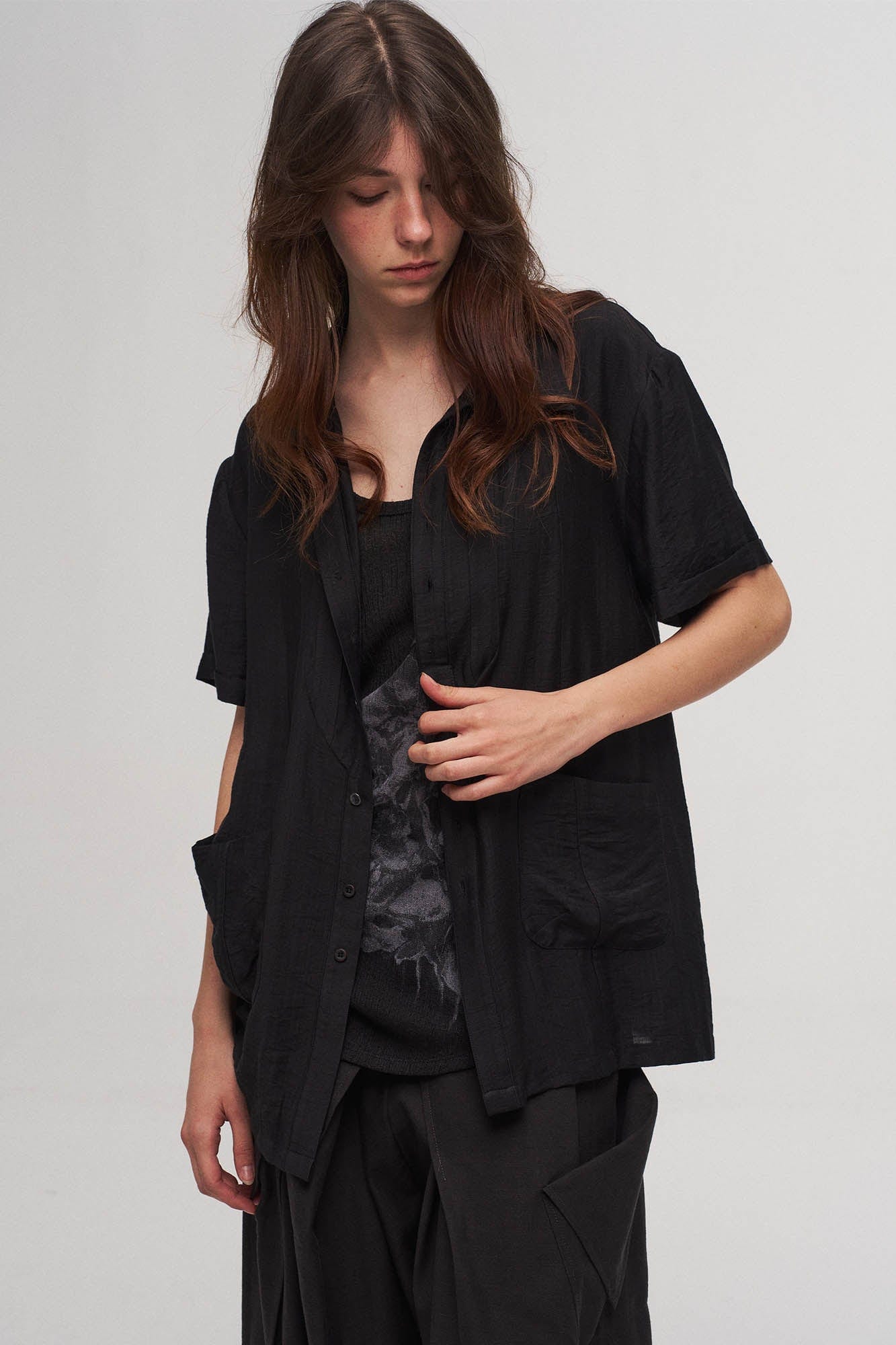 ILNya Nieternite Nifutur Stripe Crinkled Spliced Layered Collar T-Shirt Black