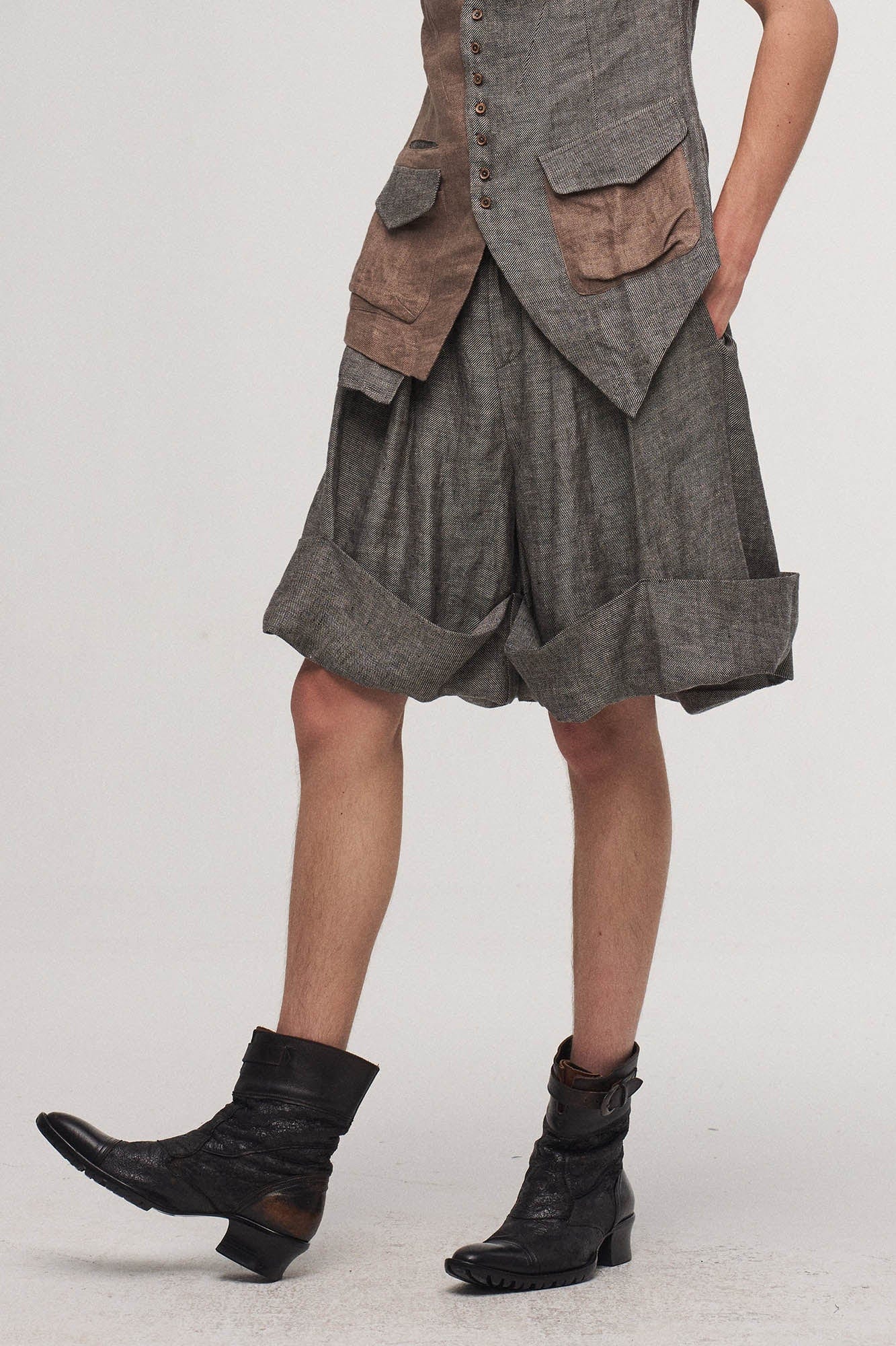 ILNya Nieternite Nifutur Crinkled Fold-Hem Pleated Linen Shorts