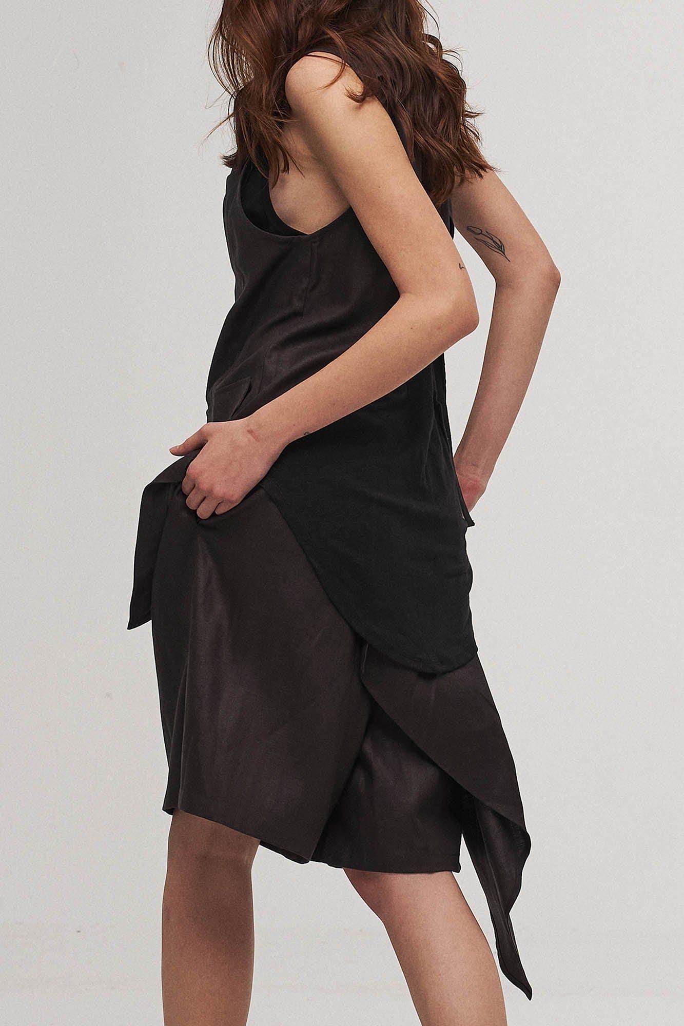 ILNya Nieternite Nifutur Asymmetrical Draped Pleated Shorts