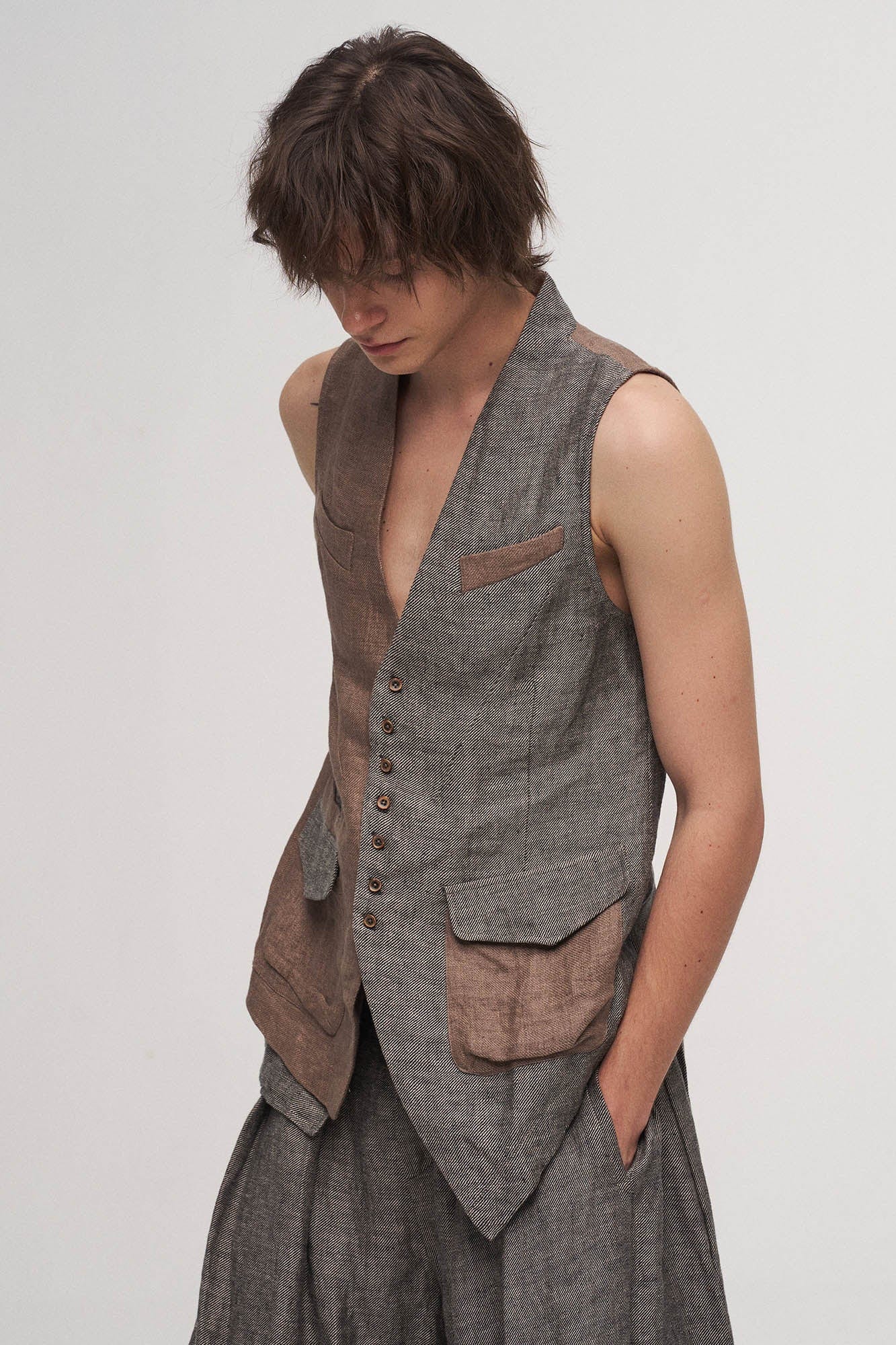 ILNya Nieternite Nifutur Asymmetrical Panelled Contrast Back-Tie Vest Brown