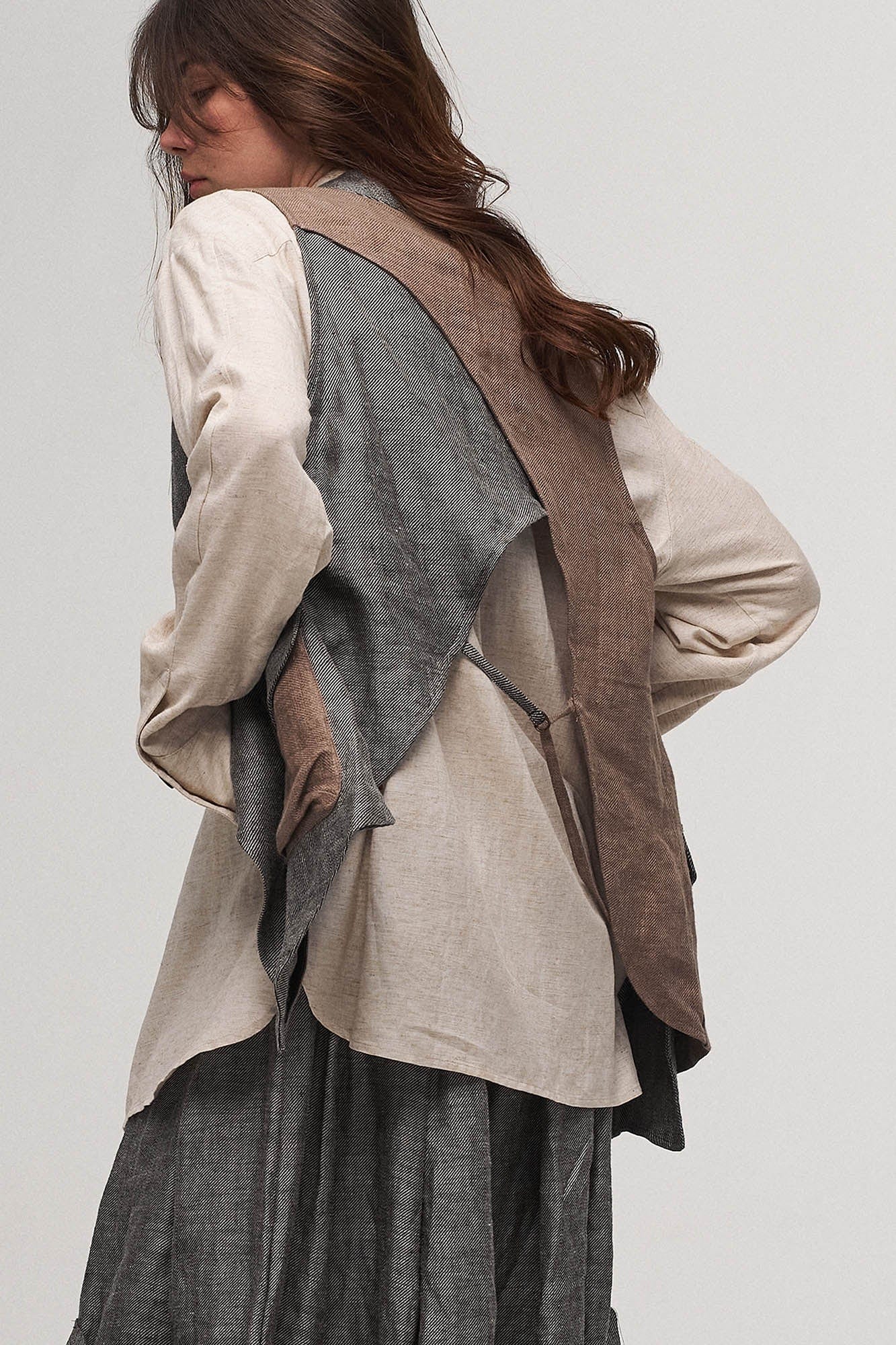 ILNya Nieternite Nifutur Asymmetrical Panelled Contrast Back-Tie Vest Brown