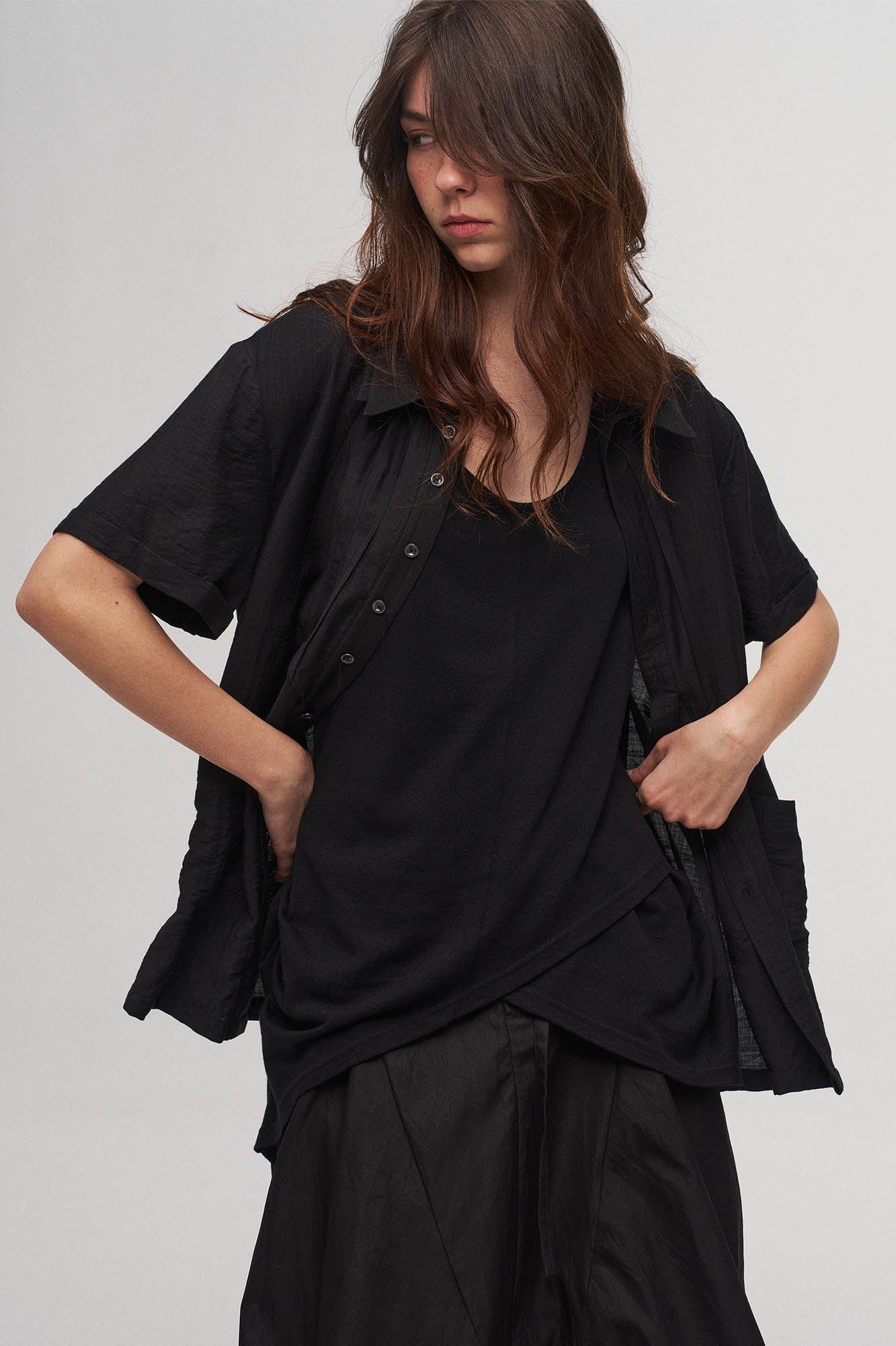 ILNya Nieternite Nifutur Stripe Crinkled Spliced Layered Collar T-Shirt Black