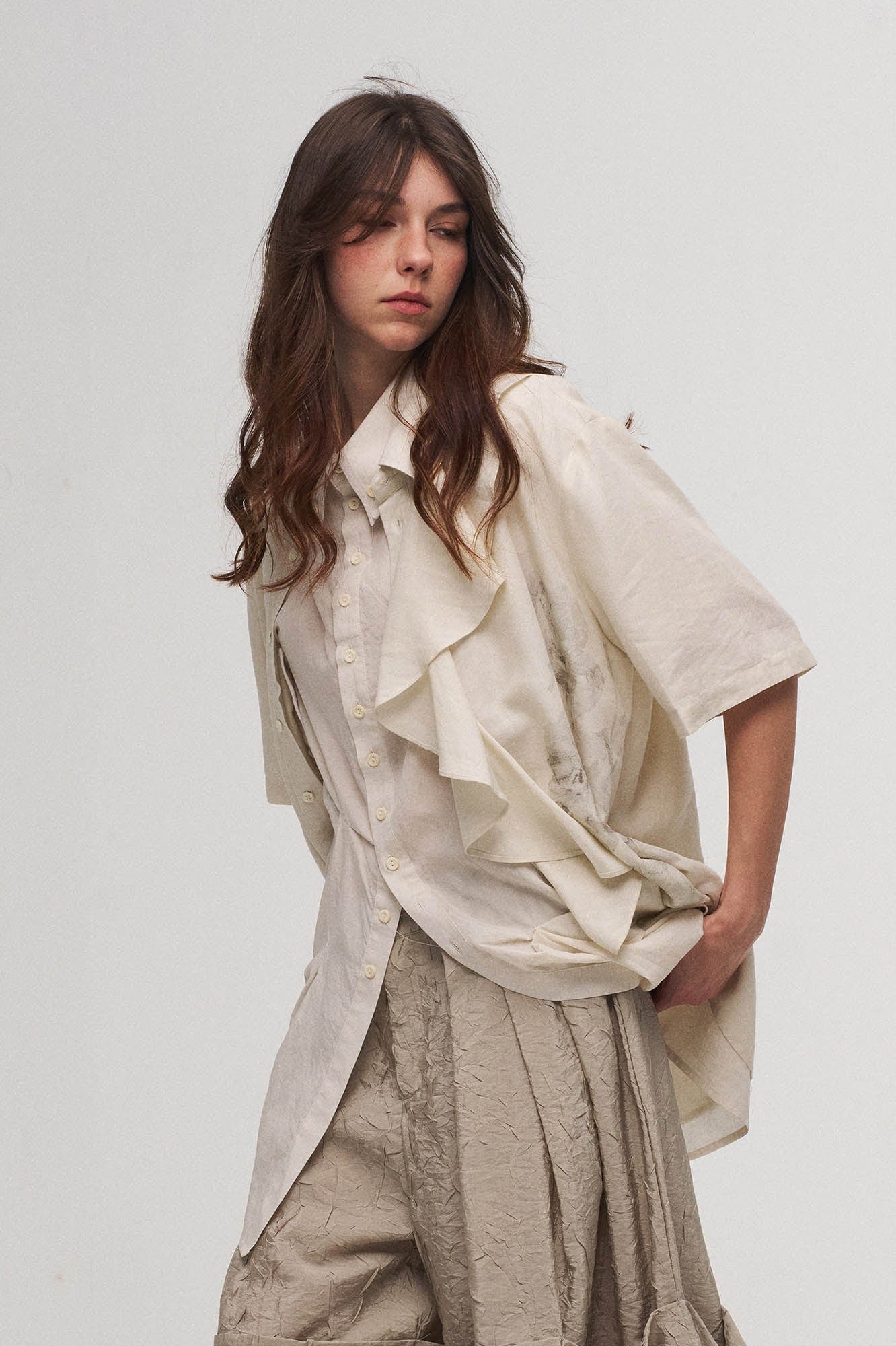 ILNya Nieternite Nifutur Asymmetrical Ruffle Iris Half Shirt