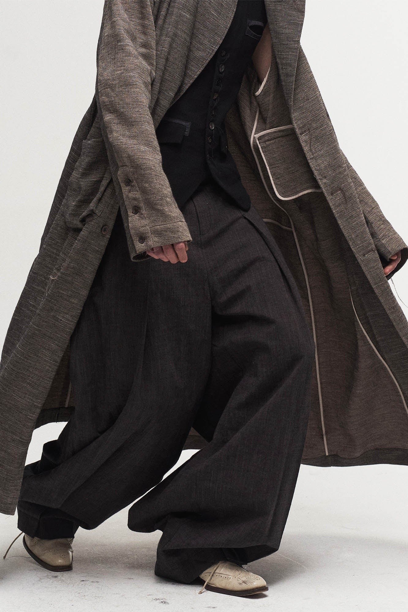 ILNya Nieternite Nifutur Pleated Curved Oversized Pants