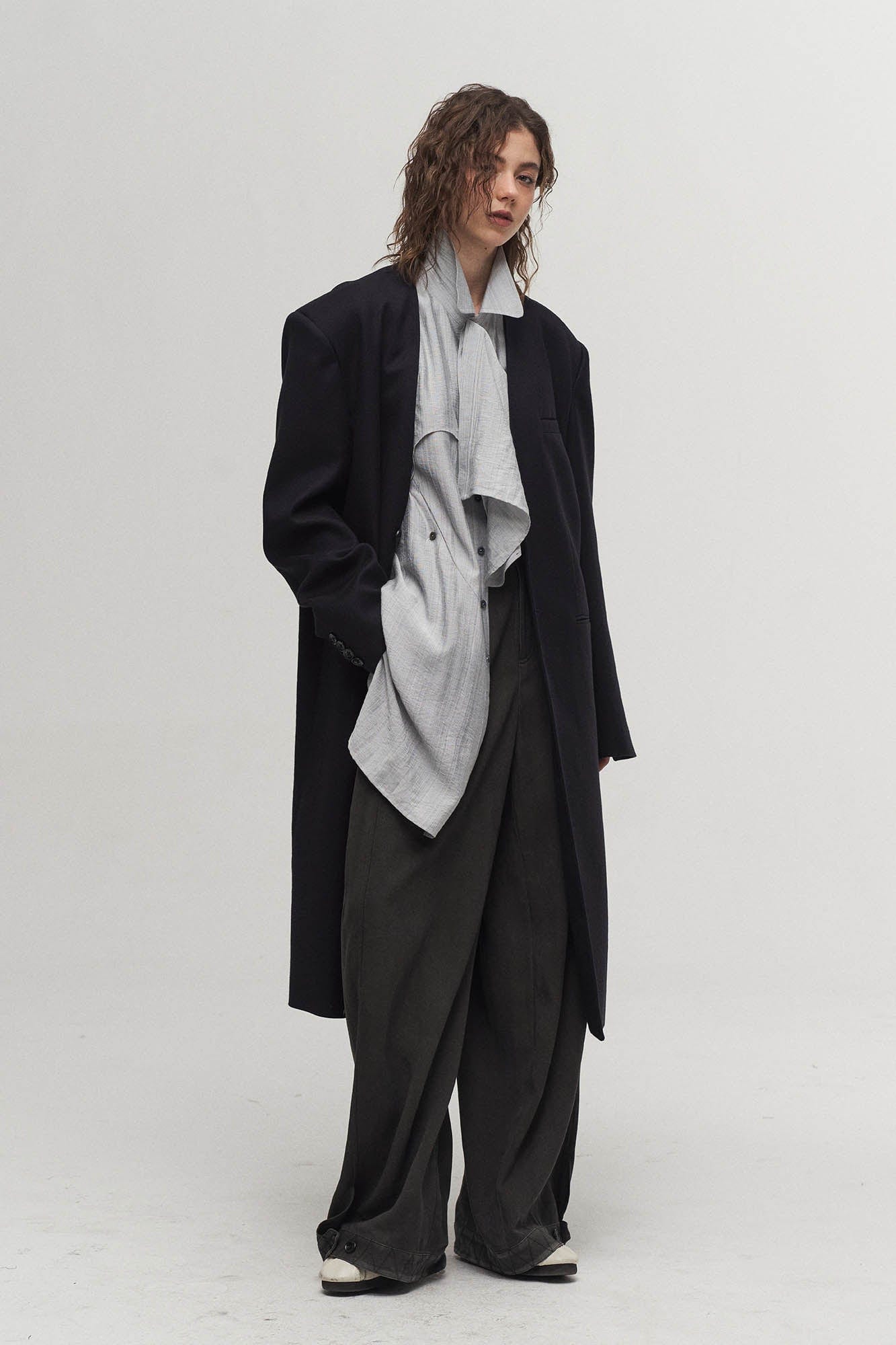 ILNya Nieternite Nifutur Arc Spliced Draped Long Shirt Bluish Silver