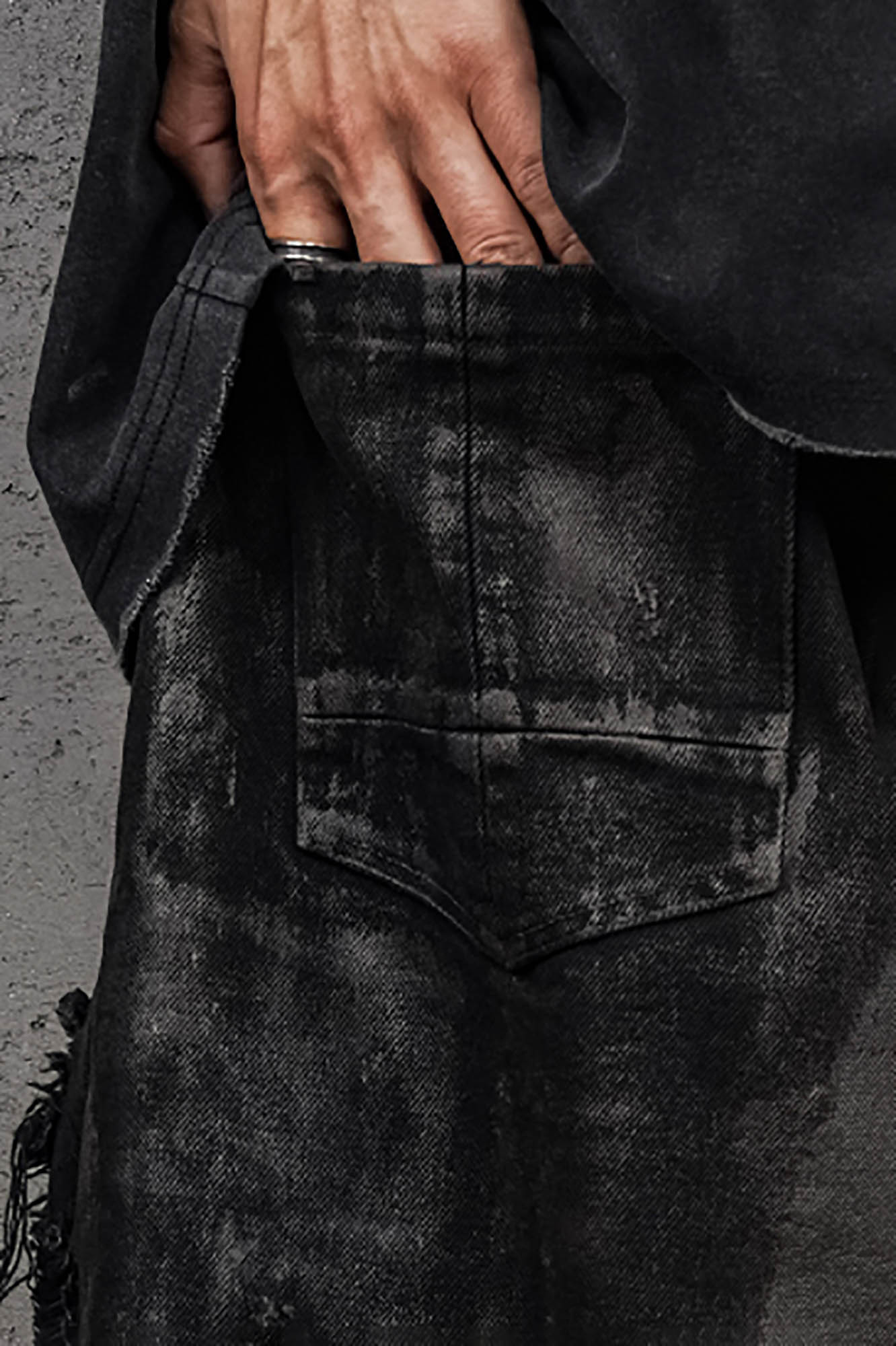 UNDERWATER Double-Layered Ripped Camo Shorts Black