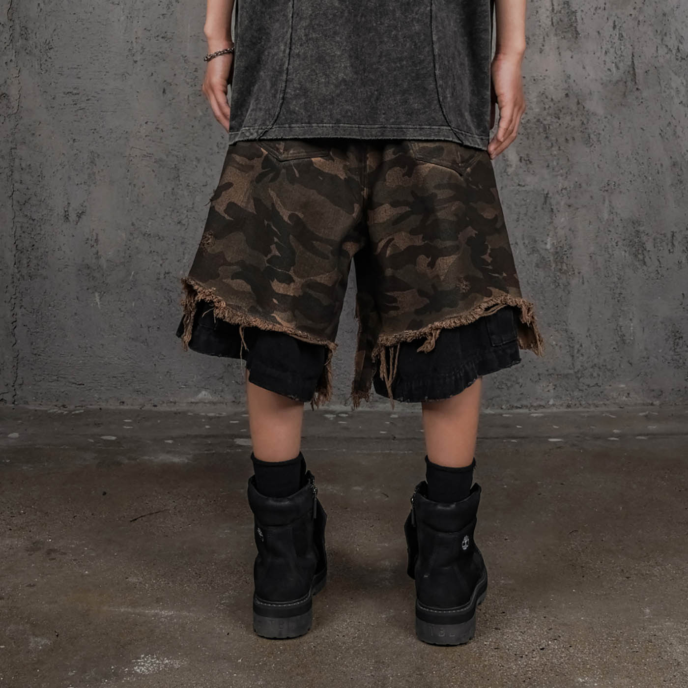 UNDERWATER Double-Layered Ripped Black Shorts Camo