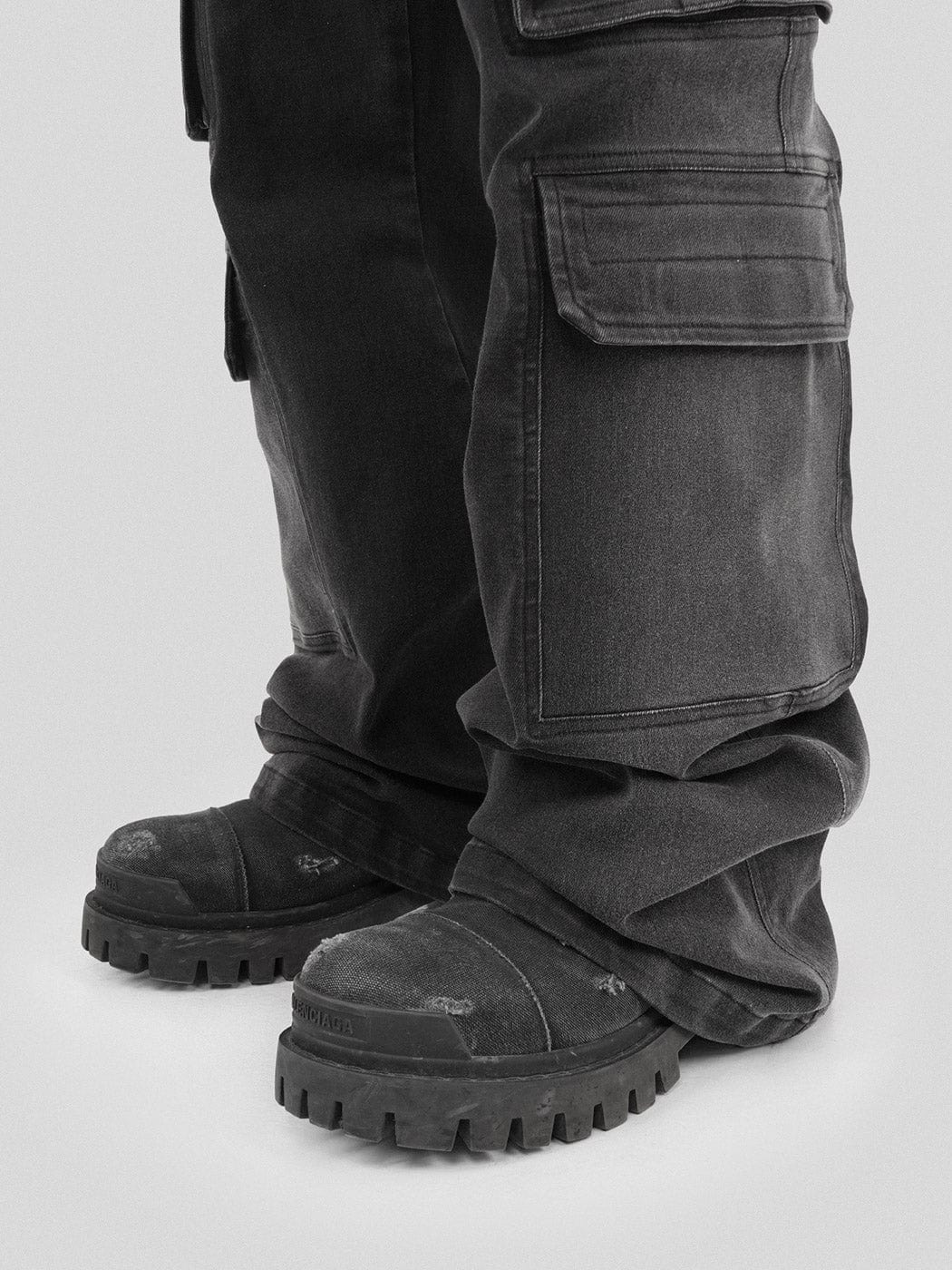 UNDERWATER Multi Pockets Gradient Jeans Black
