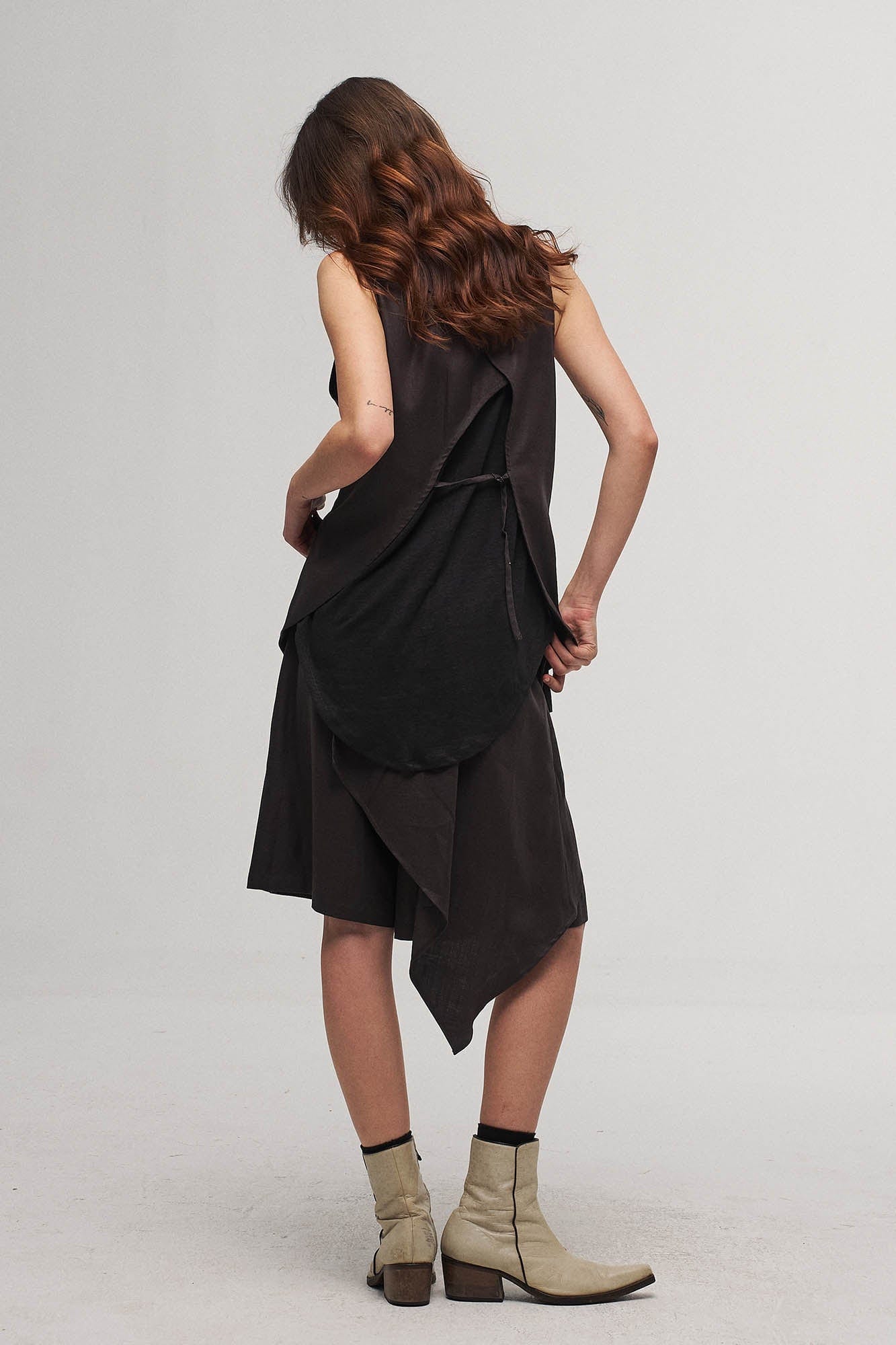 ILNya Nieternite Nifutur Asymmetrical Draped Pleated Shorts