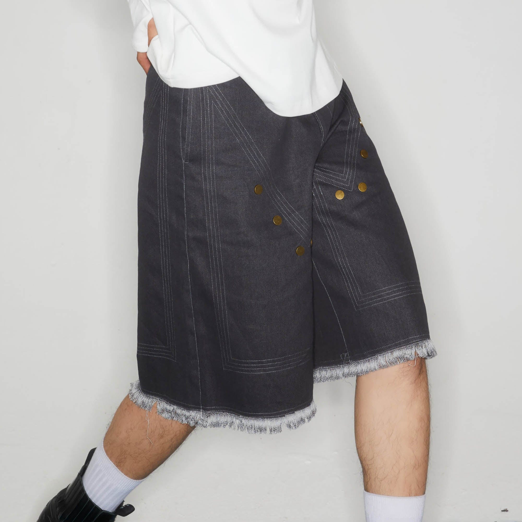 KADAKADA Rivet Raw Edge Shorts