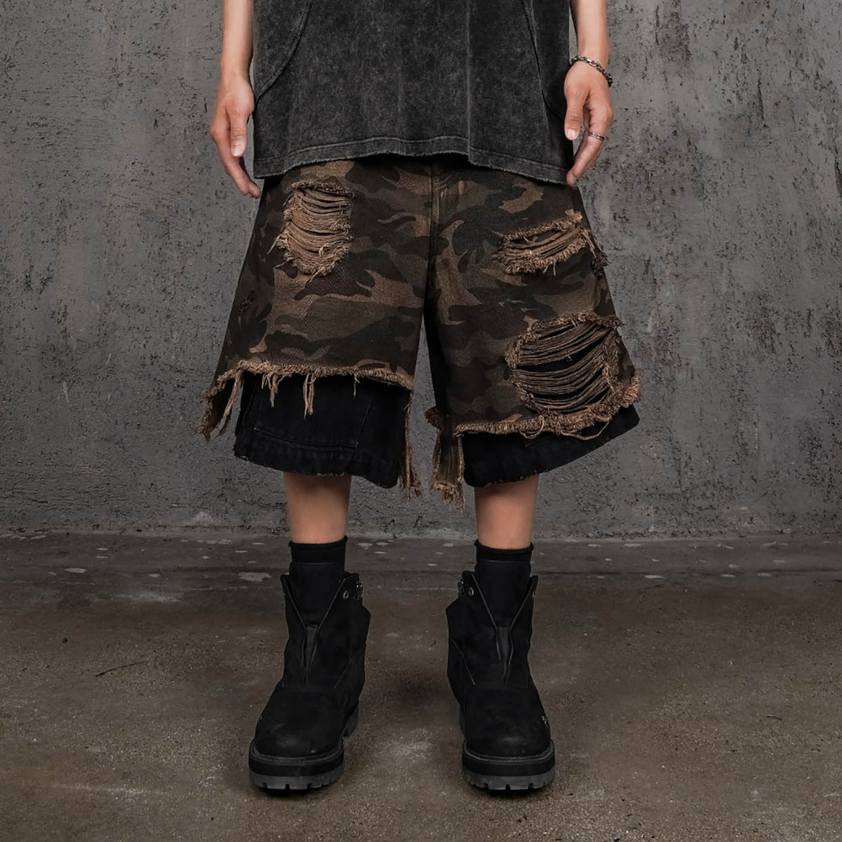 UNDERWATER Double-Layered Ripped Black Shorts Camo