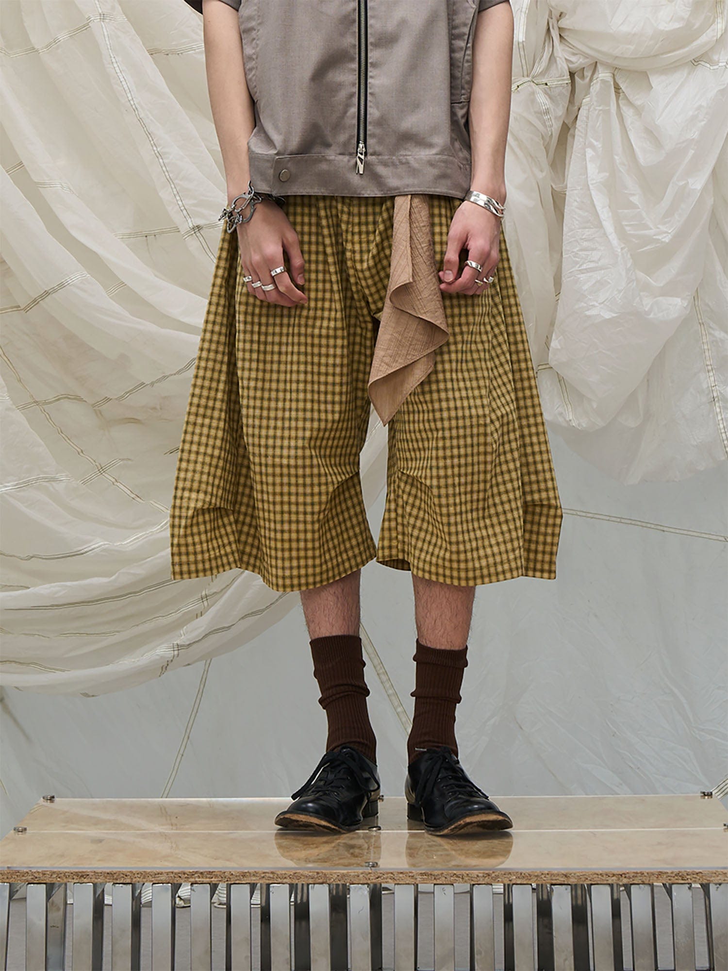 RELABEL Detachable Scarf Grid Pleated Shorts