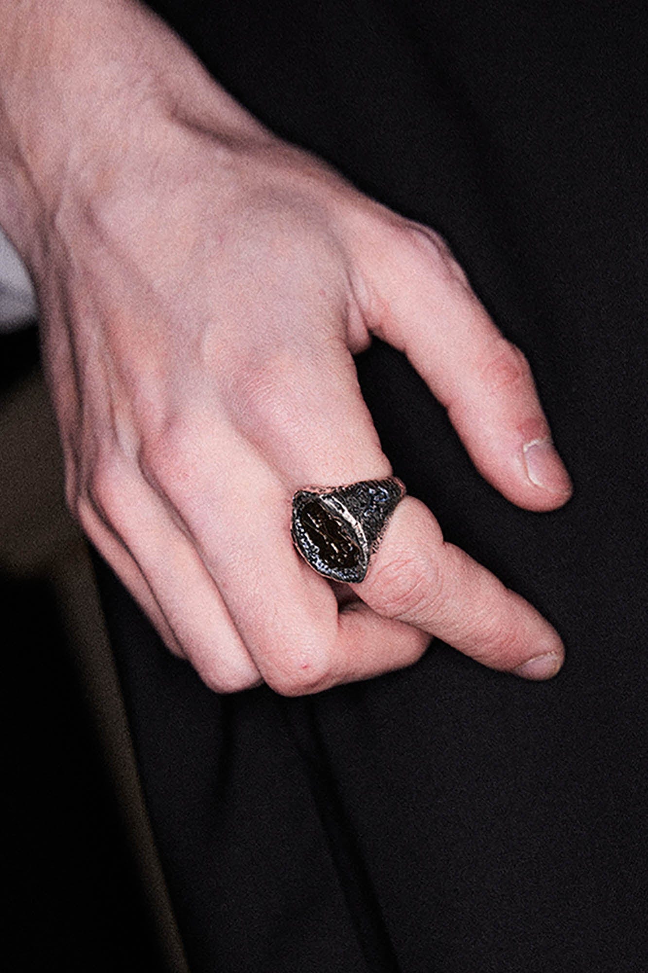 RICHILL Distressed Scissors Engraved Ring