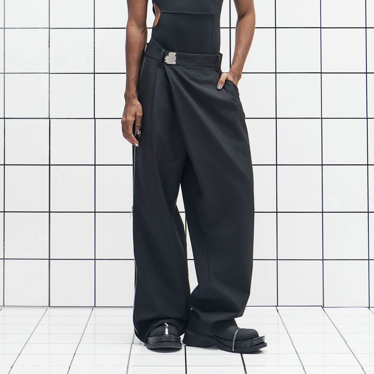 455EMBLE Side-Zip Asymmetrical PU-Pocket Pants