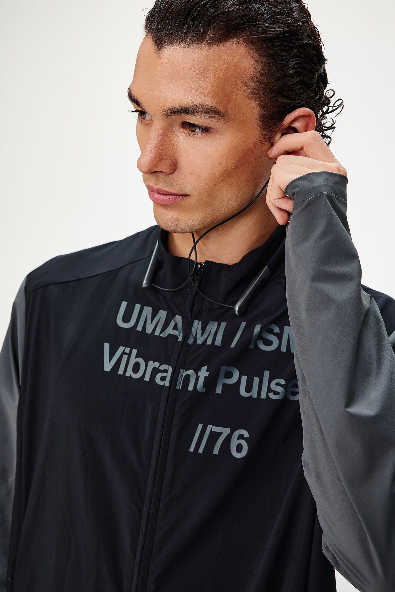 UMAMIISM Slogan Contrast Sleeve Mock Neck UV Protection Jacket