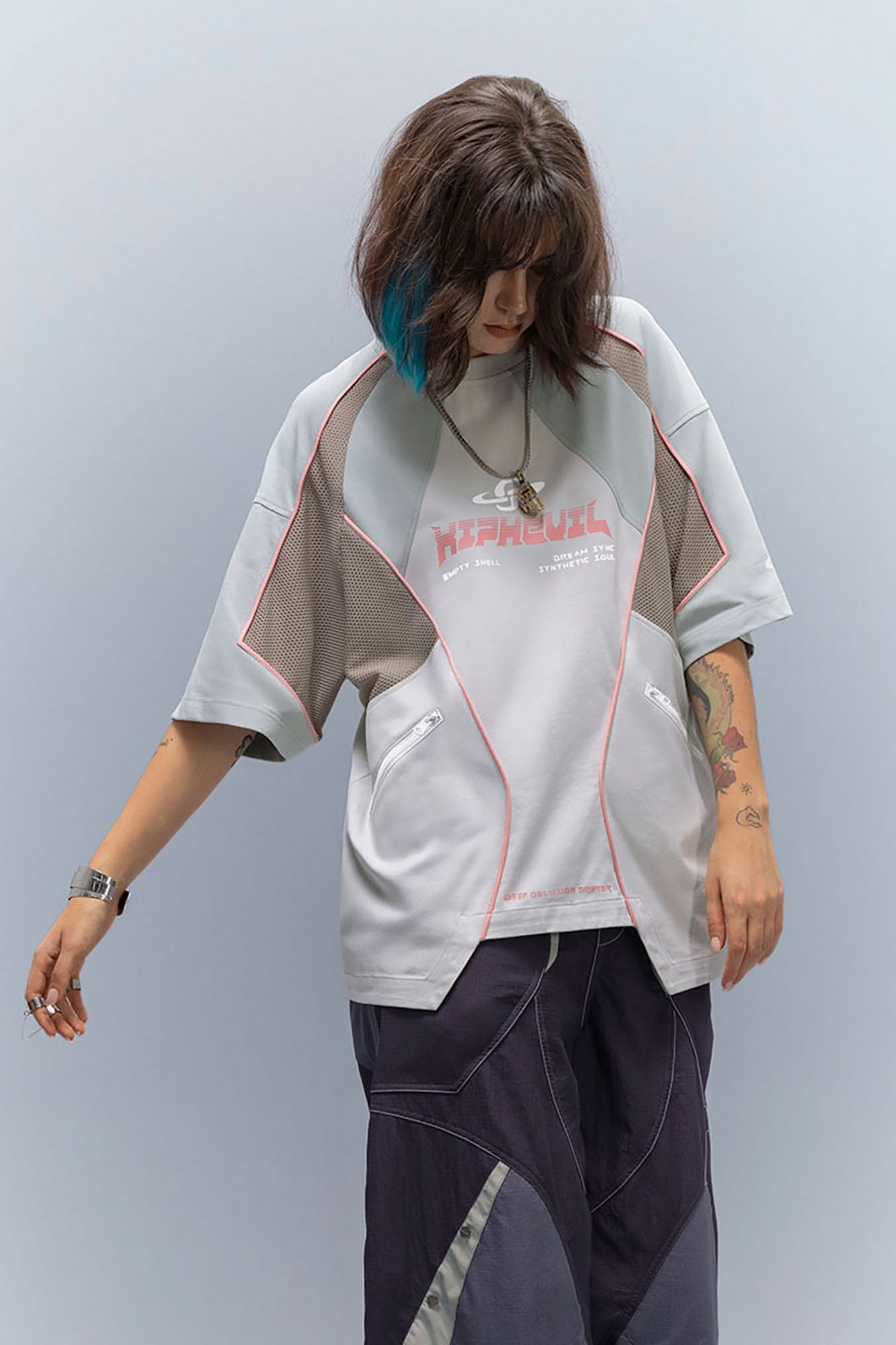 XIPHEVIL Contrast Paneled Mesh Zip-Pocket Raglan T-Shirt Ice