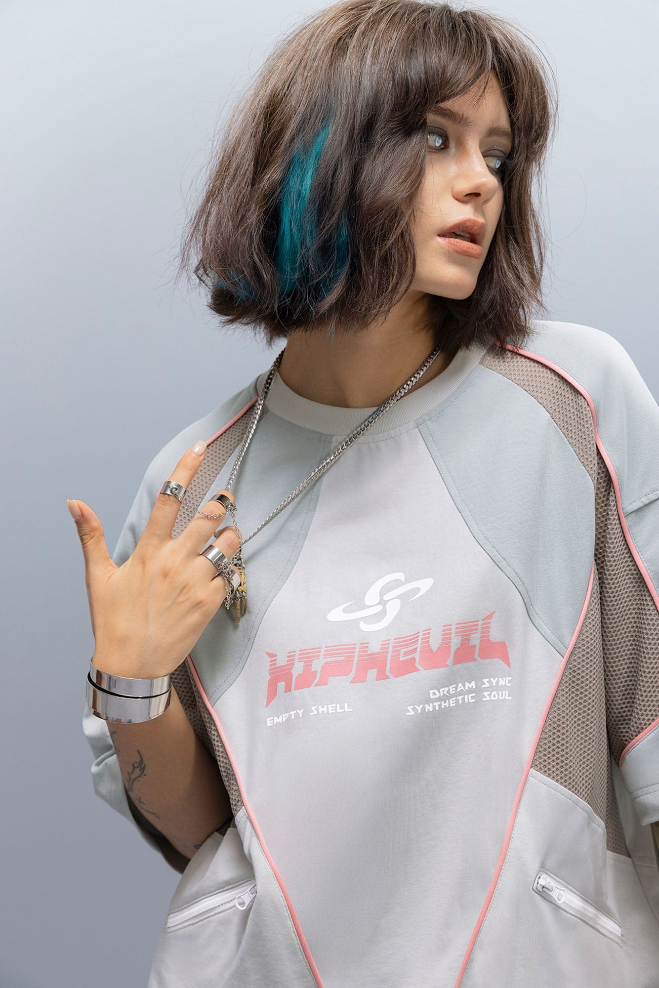 XIPHEVIL Contrast Paneled Mesh Zip-Pocket Raglan T-Shirt Ice