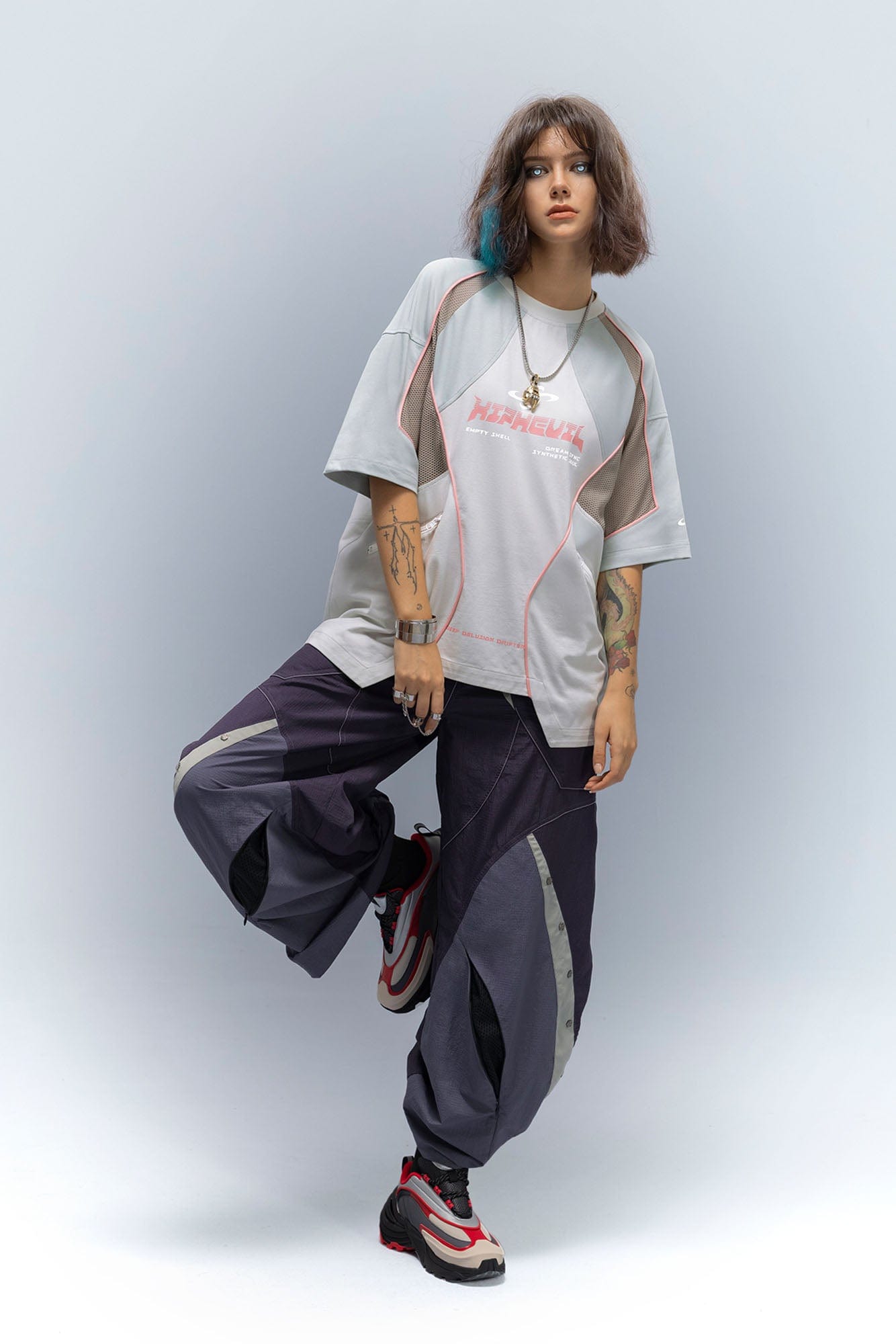 XIPHEVIL Contrast Paneled Mesh Zip-Pocket Raglan T-Shirt Ice