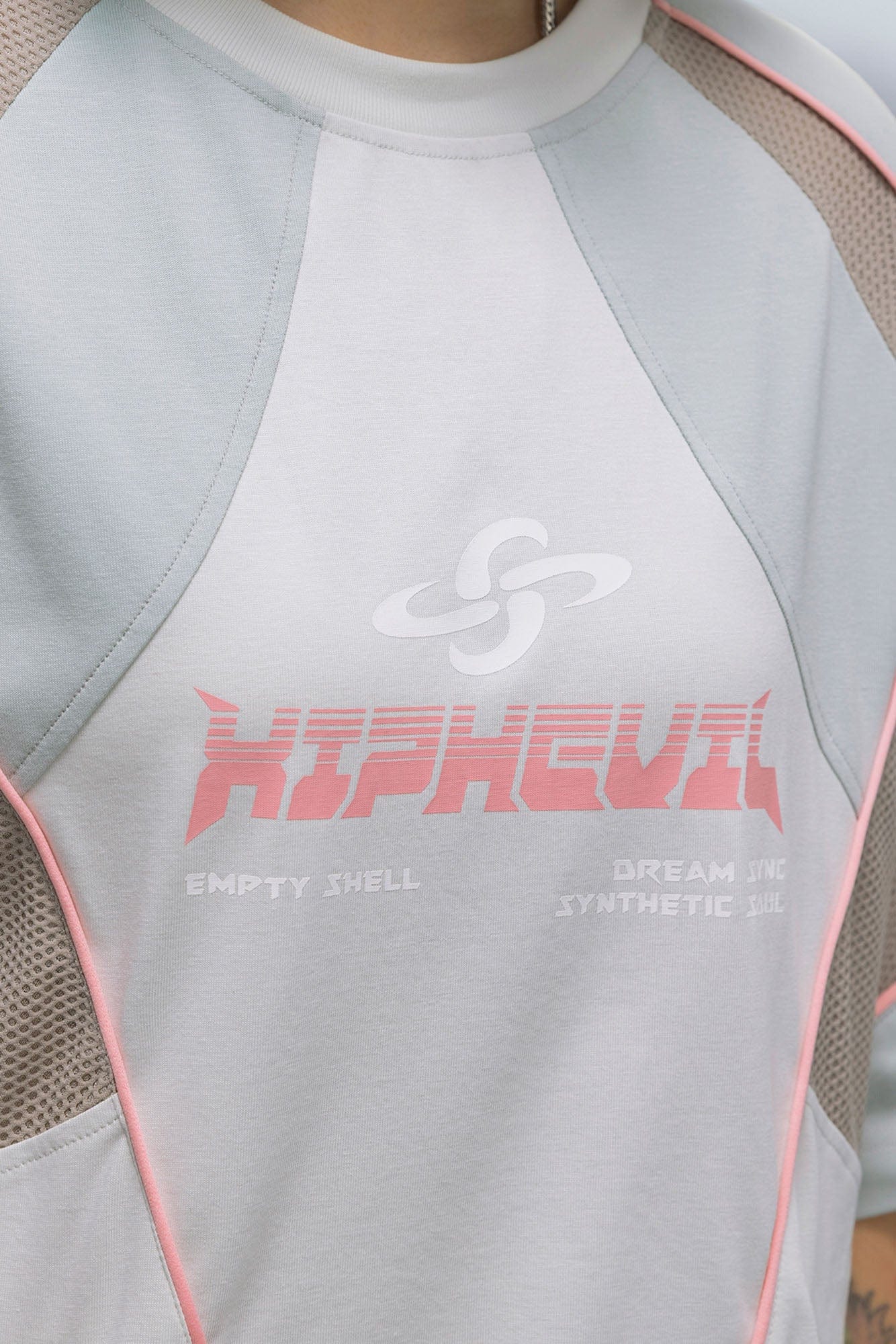 XIPHEVIL Contrast Paneled Mesh Zip-Pocket Raglan T-Shirt Ice