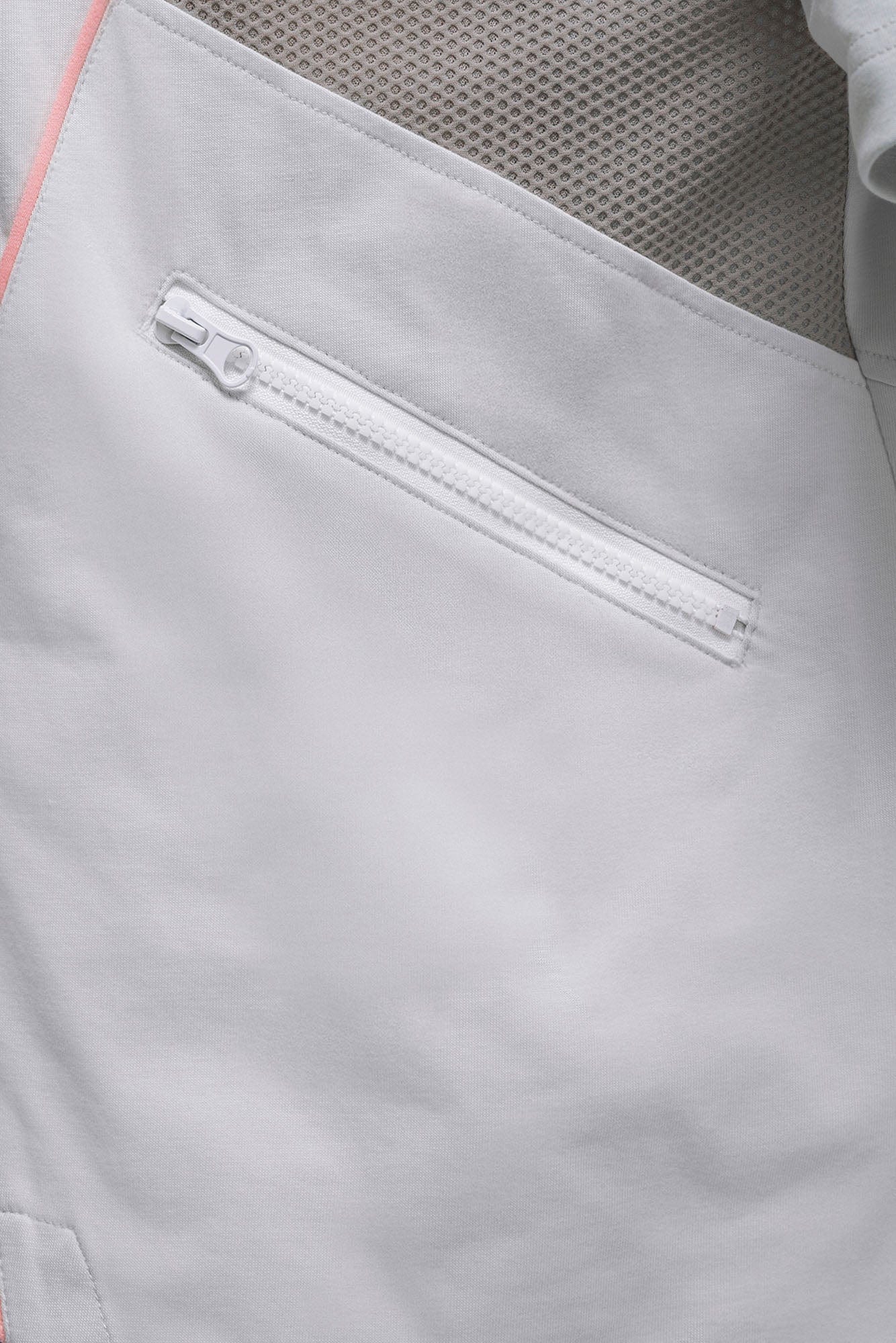 XIPHEVIL Contrast Paneled Mesh Zip-Pocket Raglan T-Shirt Ice