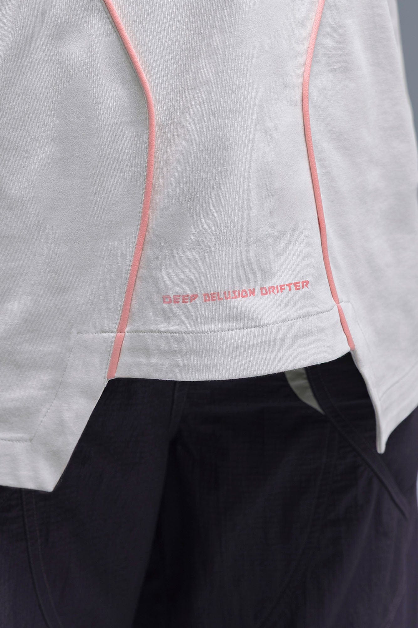 XIPHEVIL Contrast Paneled Mesh Zip-Pocket Raglan T-Shirt Ice