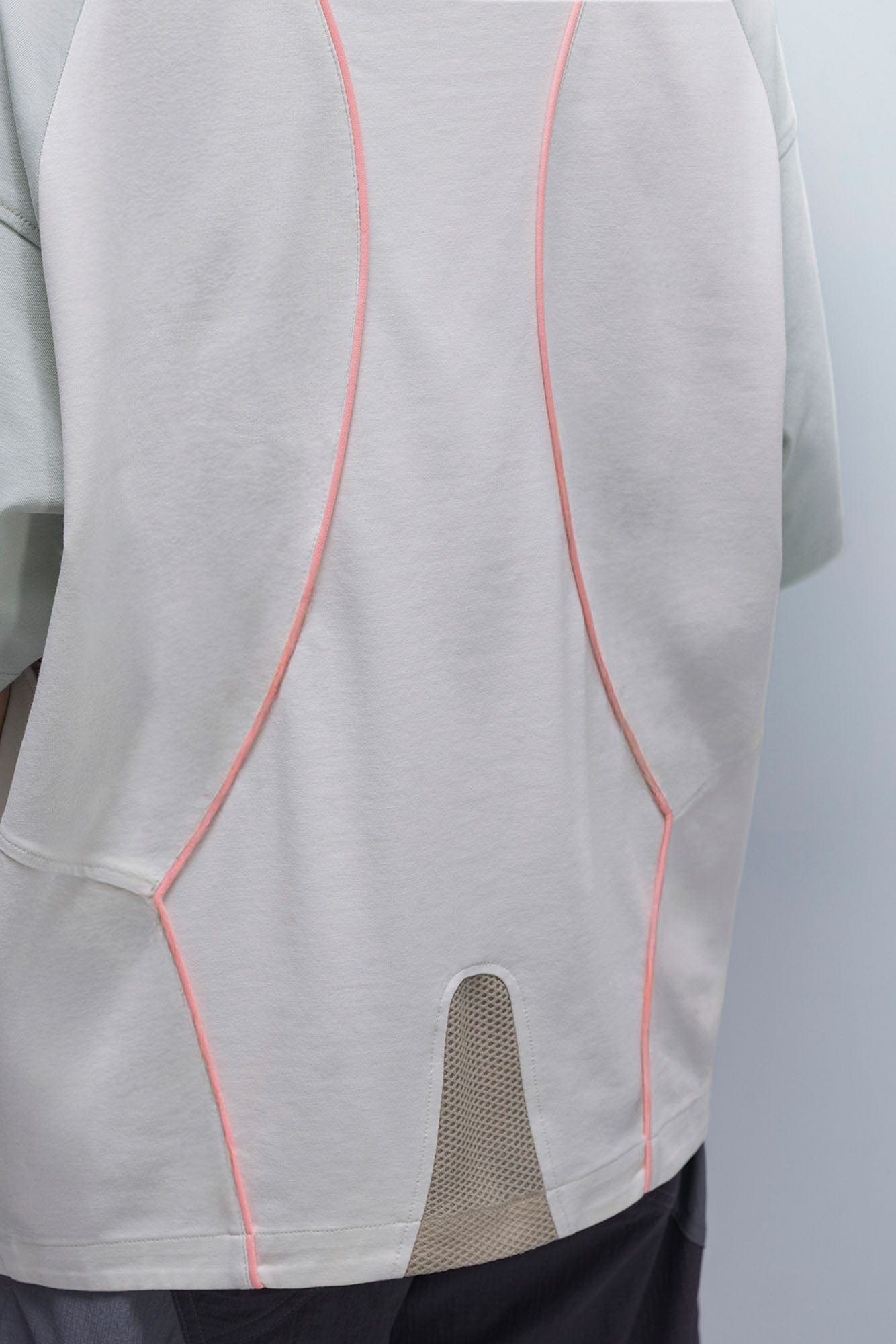 XIPHEVIL Contrast Paneled Mesh Zip-Pocket Raglan T-Shirt Ice