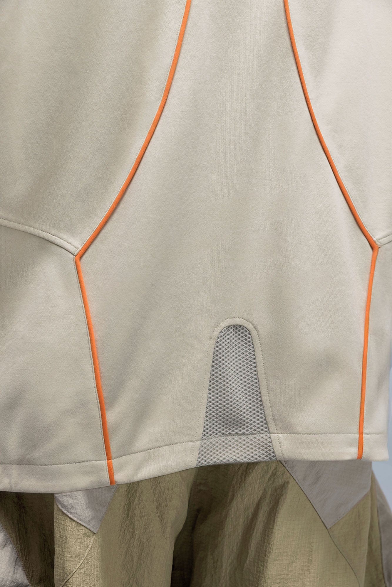 XIPHEVIL Contrast Paneled Mesh Zip-Pocket Raglan T-Shirt Sand