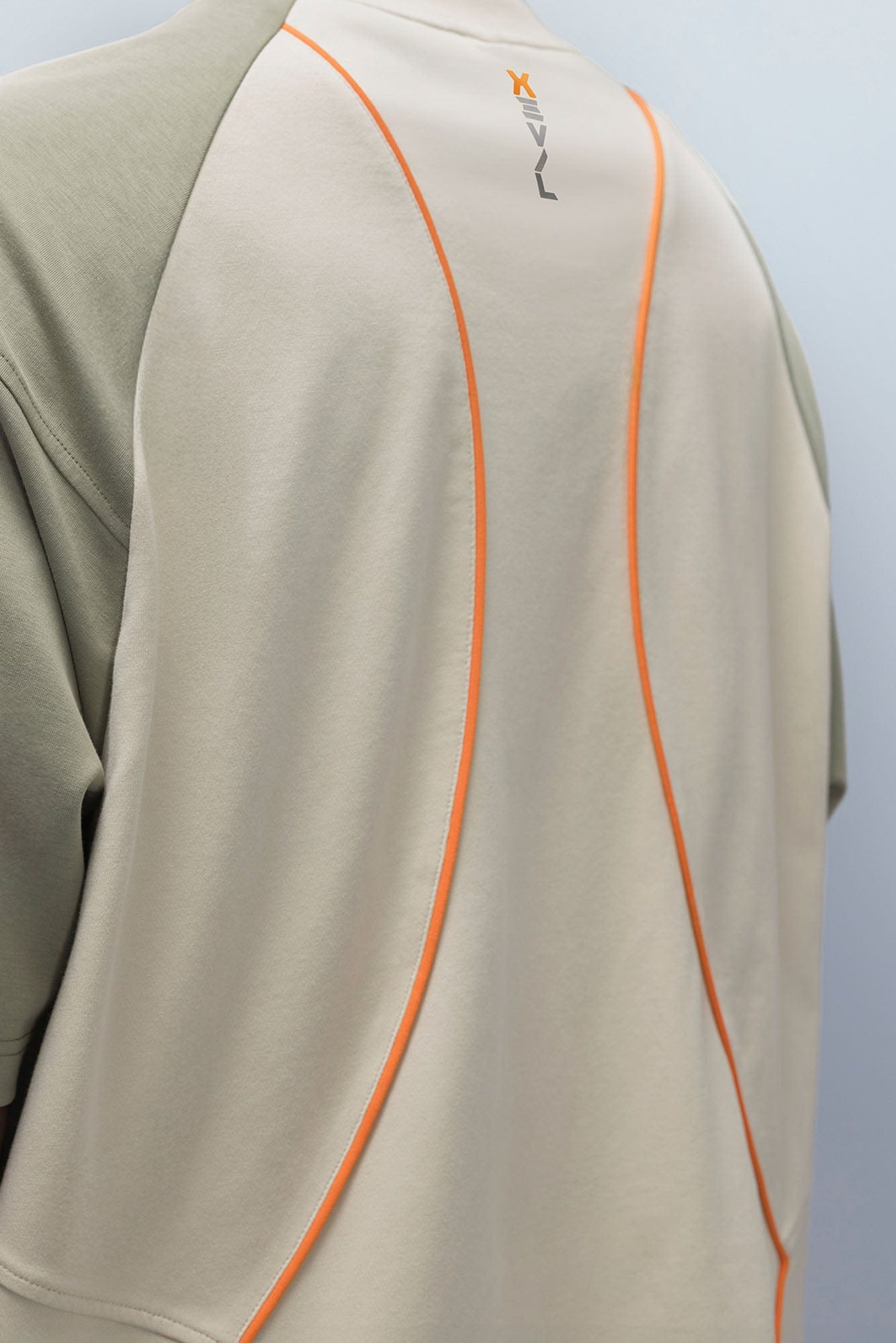 XIPHEVIL Contrast Paneled Mesh Zip-Pocket Raglan T-Shirt Sand