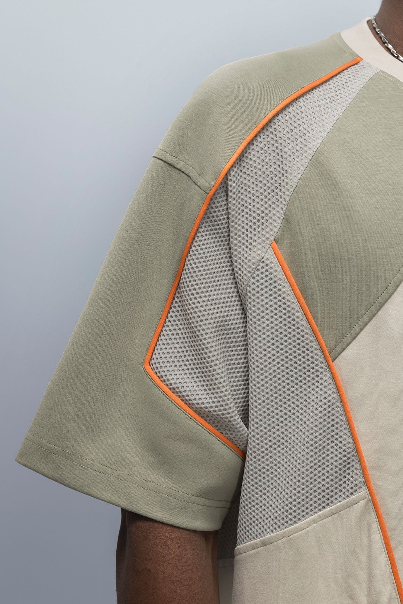 XIPHEVIL Contrast Paneled Mesh Zip-Pocket Raglan T-Shirt Sand