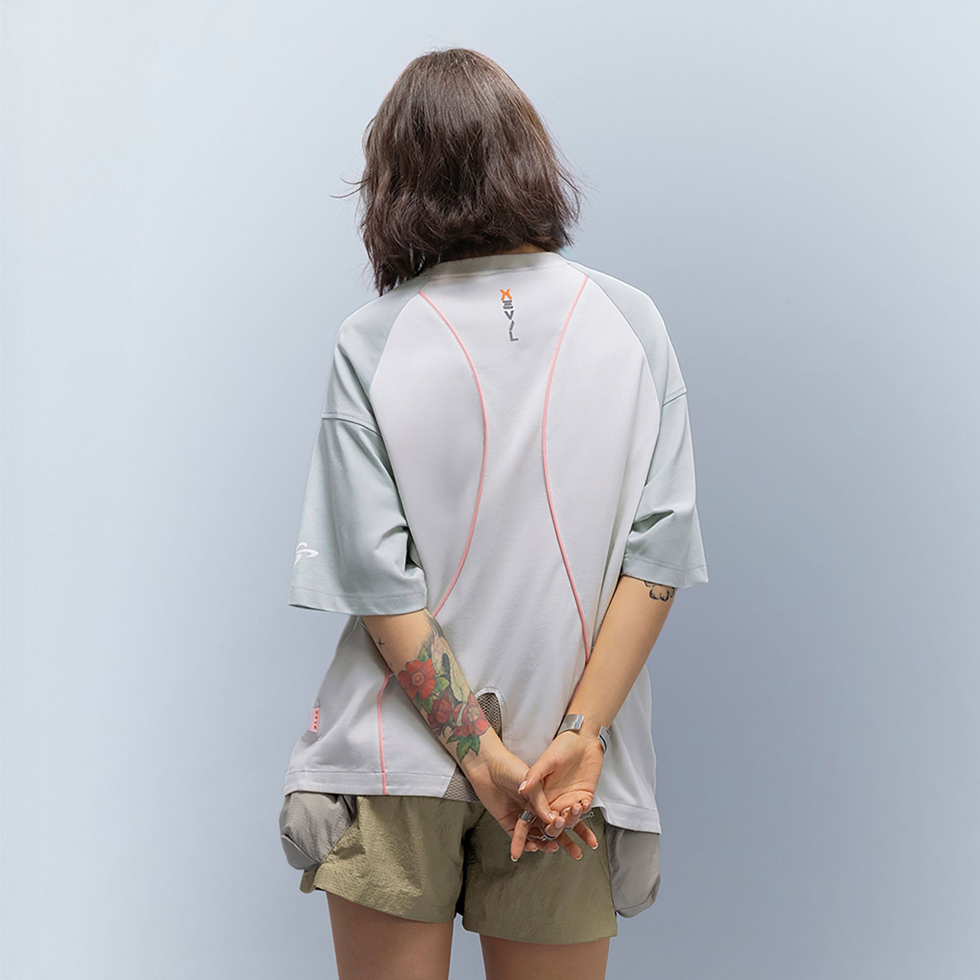 XIPHEVIL Contrast Paneled Mesh Zip-Pocket Raglan T-Shirt Ice