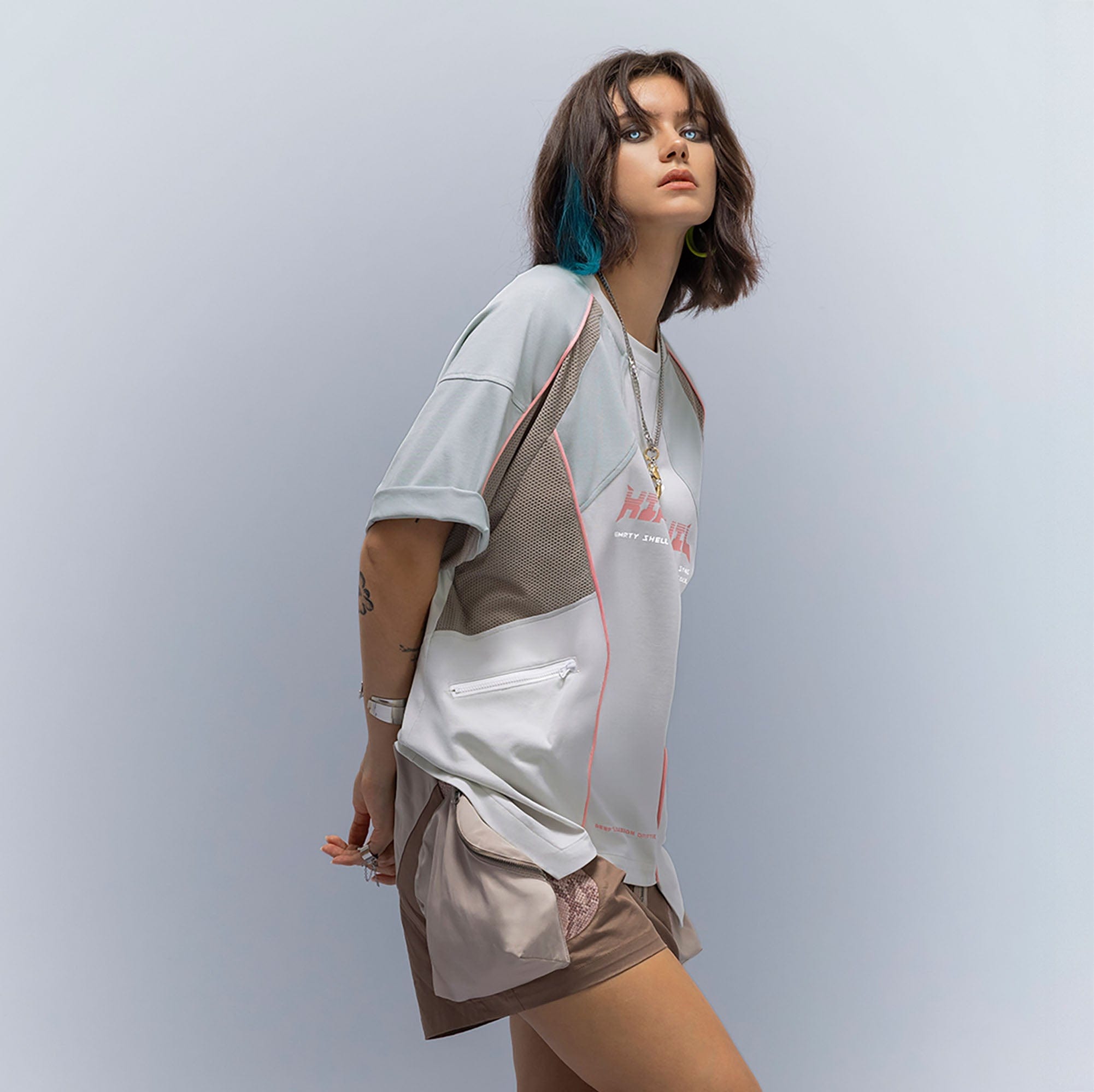 XIPHEVIL Contrast Paneled Mesh Zip-Pocket Raglan T-Shirt Ice