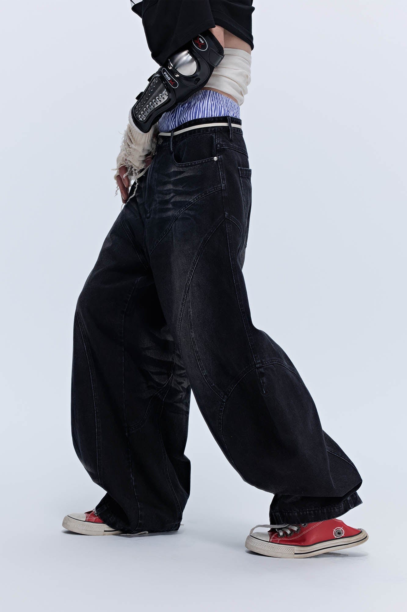 SAVAGEGROWTHWORLD Arc-Paneled Washed Oversized Balloon Jeans