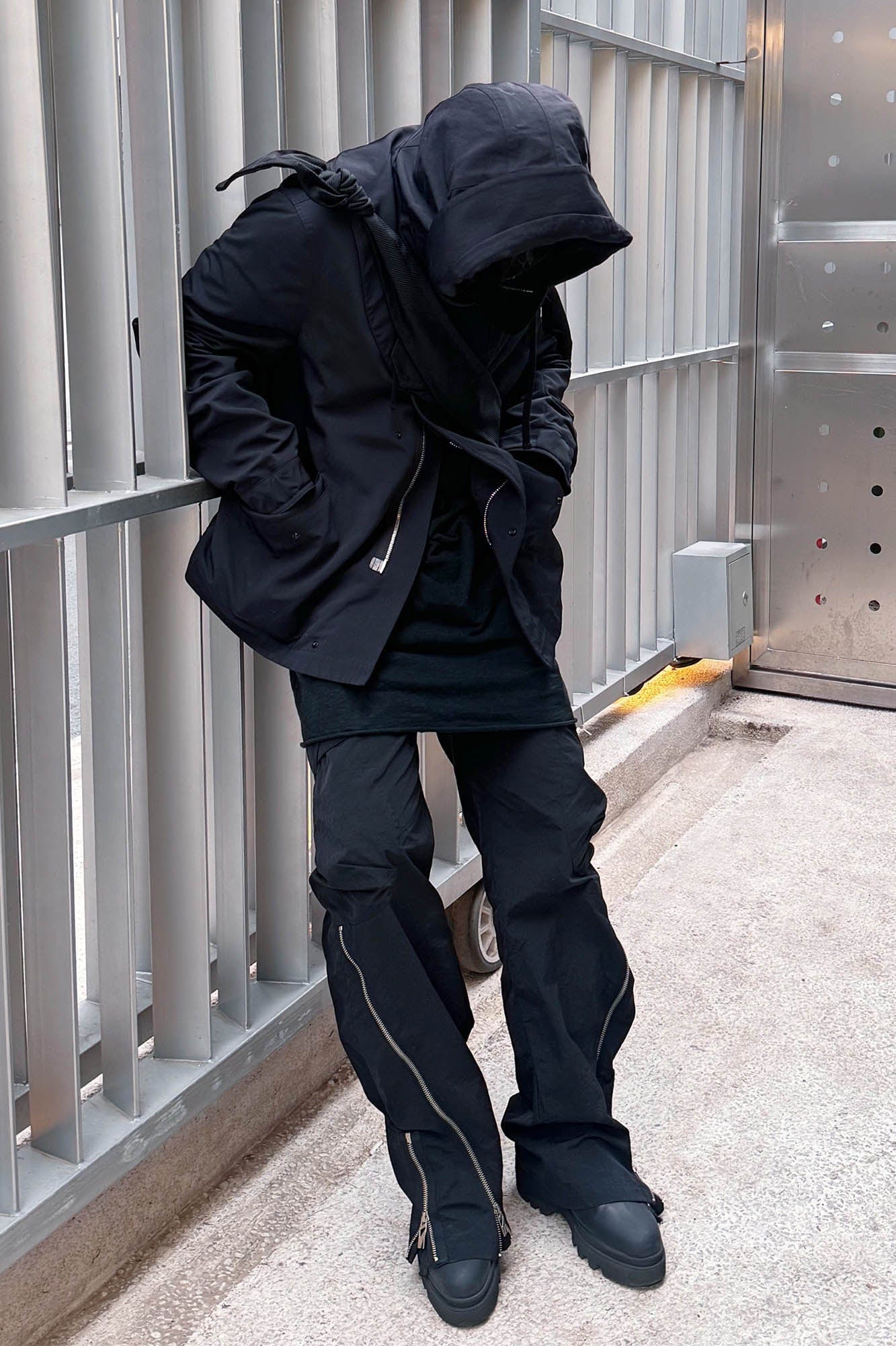 RELABEL Flared Multi-Zip Cargo Pants