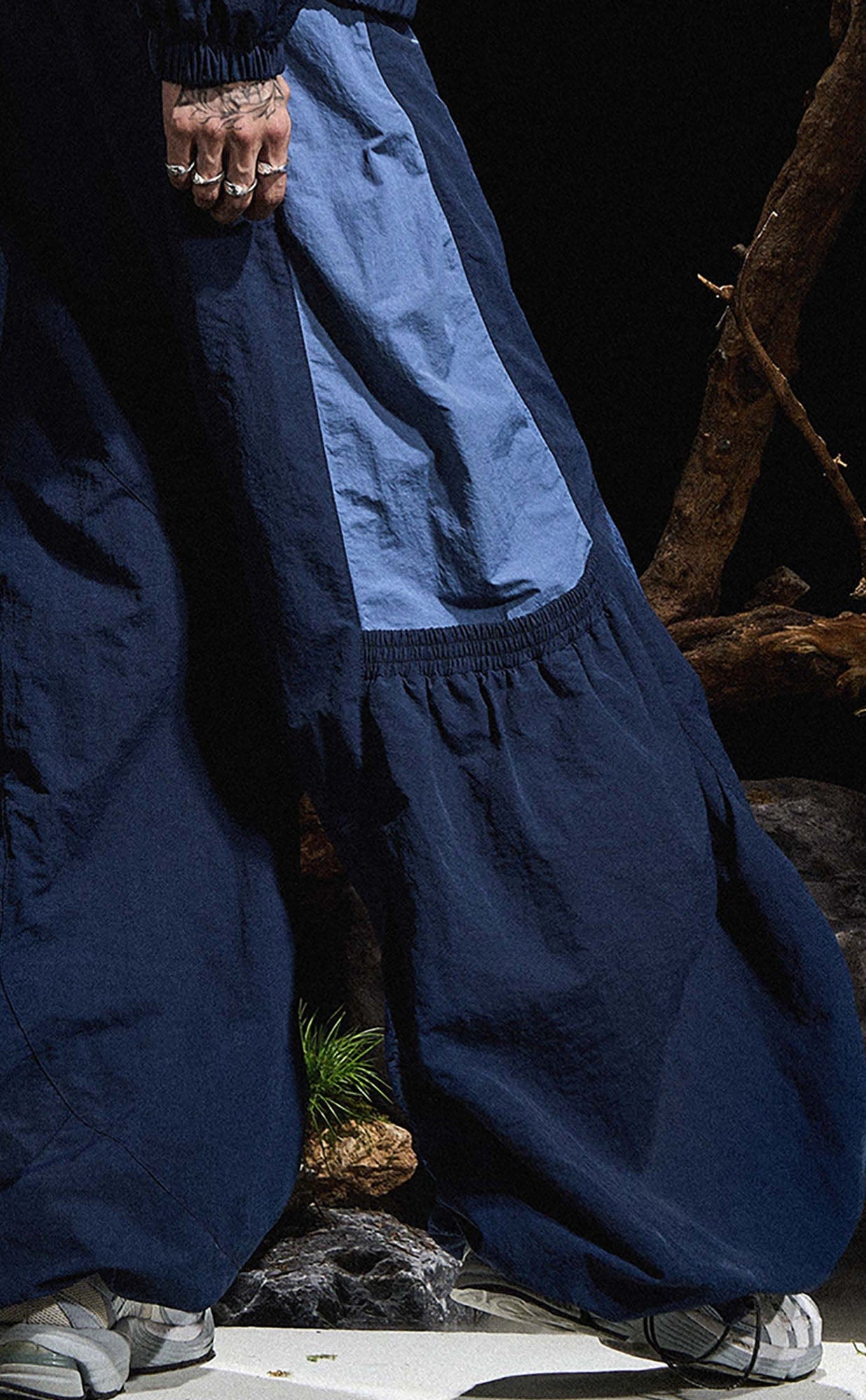 RELABEL Big-Pocket Pleated Oversized Curved Pants Blue