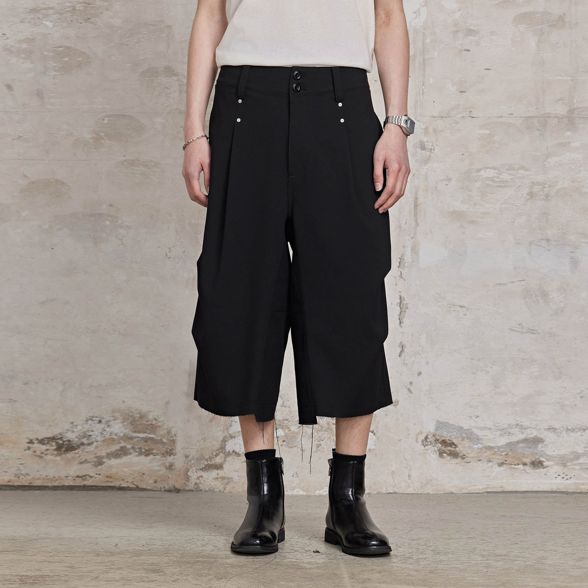FACEONLAB Retro Pleated Raw-Edge Shorts