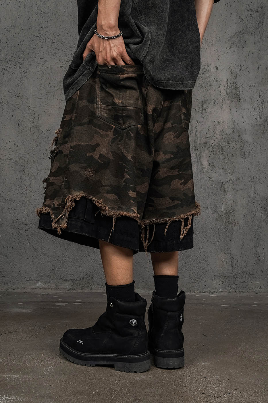 UNDERWATER Double-Layered Ripped Black Shorts Camo
