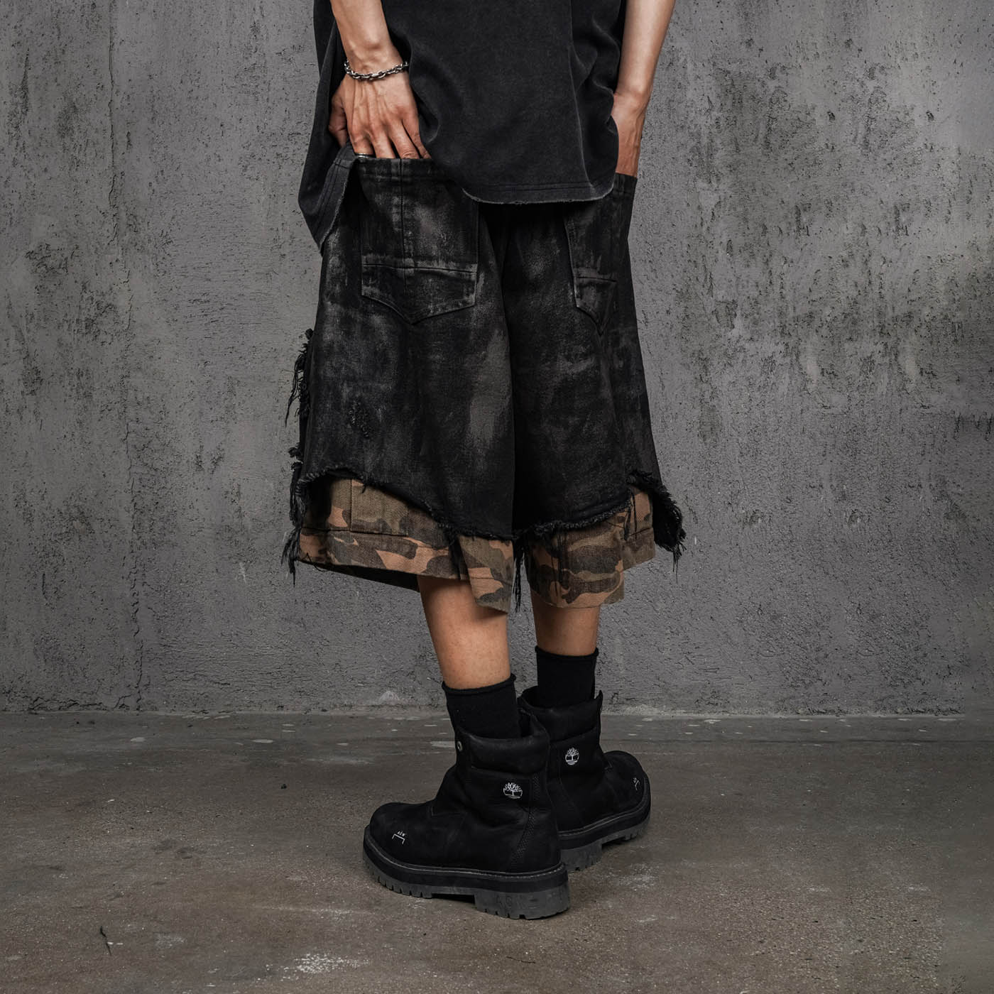 UNDERWATER Double-Layered Ripped Camo Shorts Black