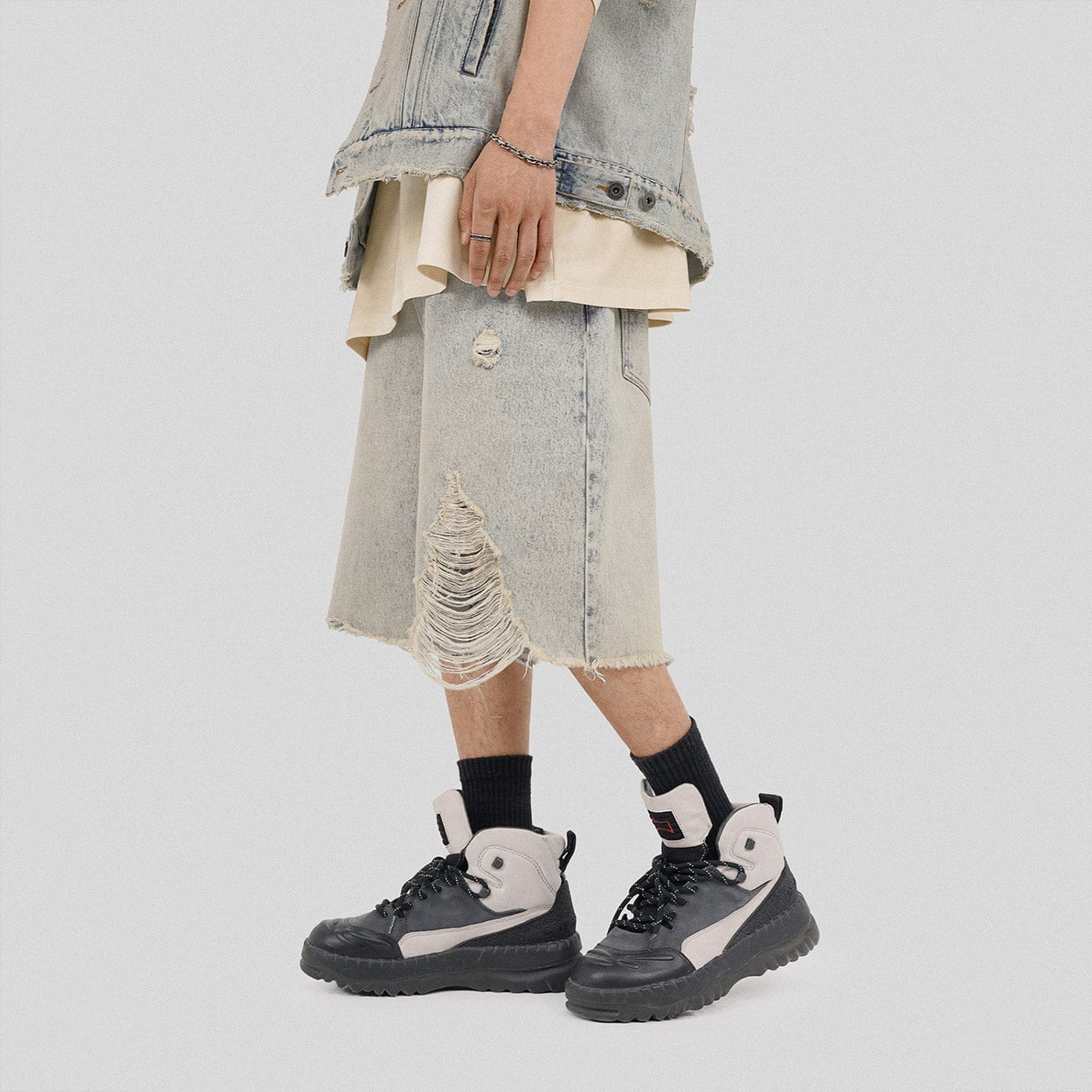 UNDERWATER Raw Edge Washed Denim Shorts