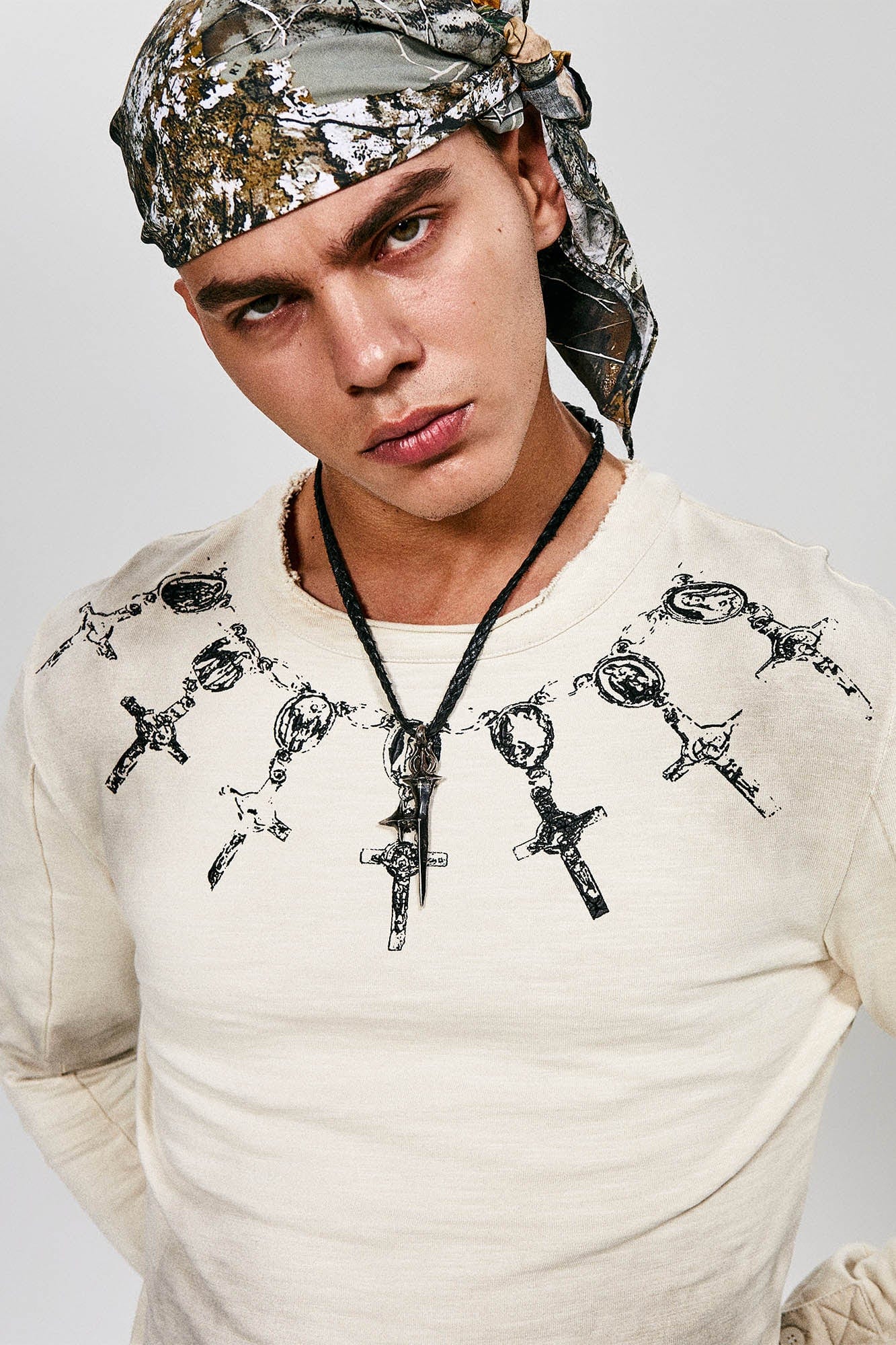 FLYERRER Distressed Cross Chain Graphic Long-Sleeve Tee