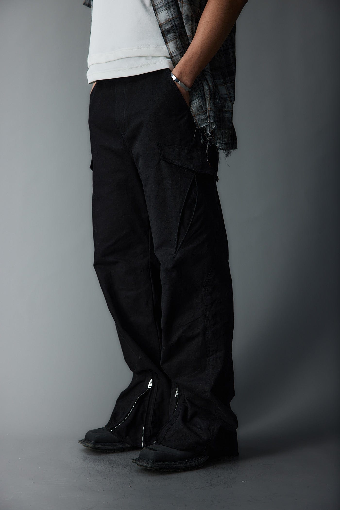 WHISTLEHUNTER Multi-Pocket Zipper Flared Cargo Pants