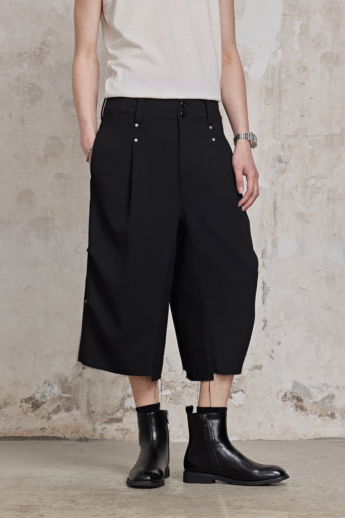 FACEONLAB Retro Pleated Raw-Edge Shorts