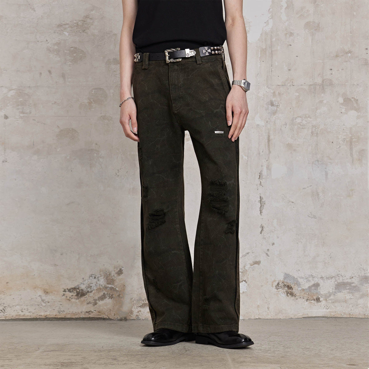 FACEONLAB Ripped Cracked Straight-Leg Pant