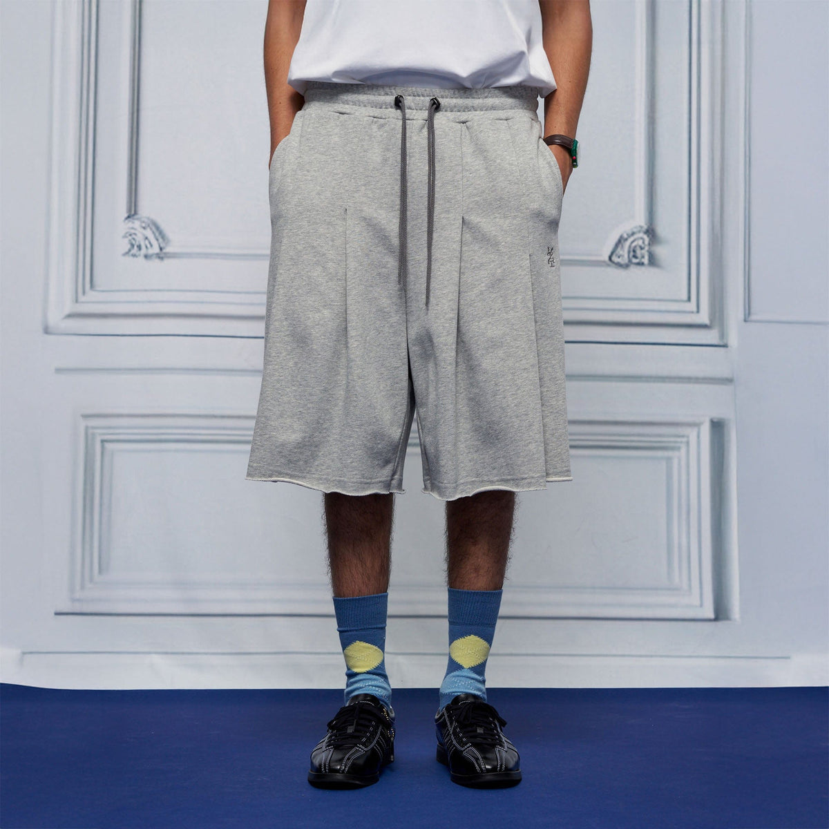 UNLIMITED MOTE Multi-Pleated Drawstring Raw-Hem Shorts